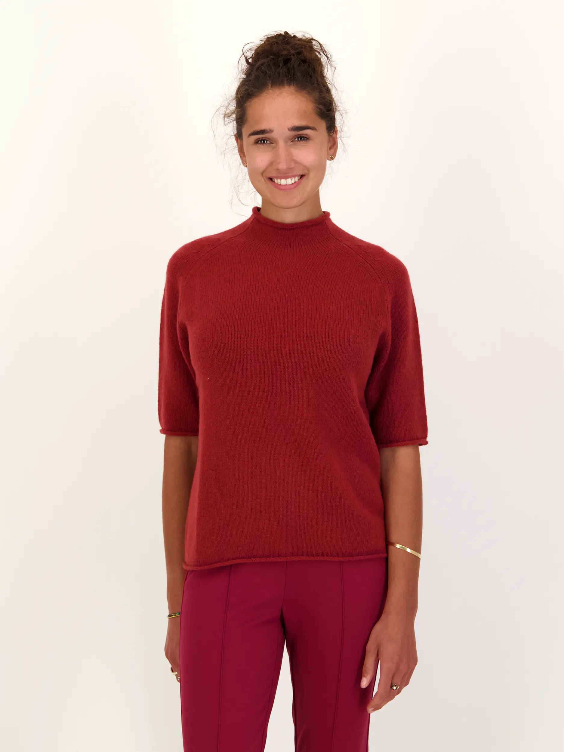 Pullover aus Wolle 3/4-Arm - Artikel Vorderseite getragen von einem Modell - Farbe: Rot
