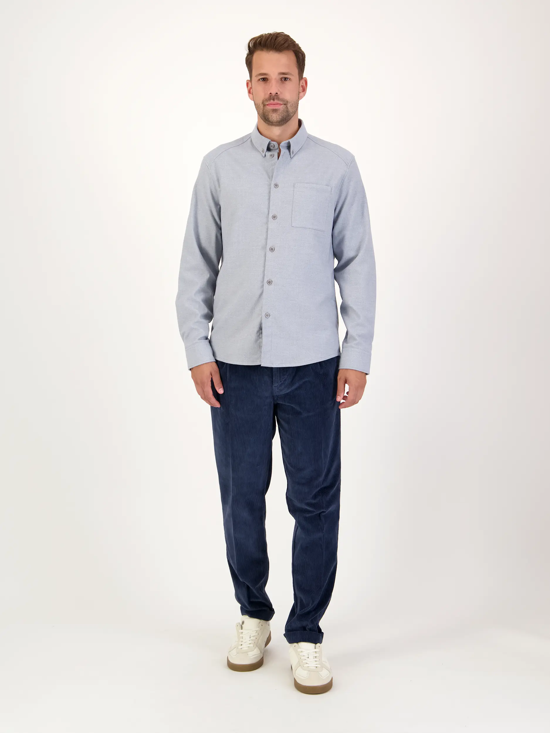 Cordhose 'Joec' - Artikel Teil eines Outfits getragen von einem Modell - Farbe: Blau