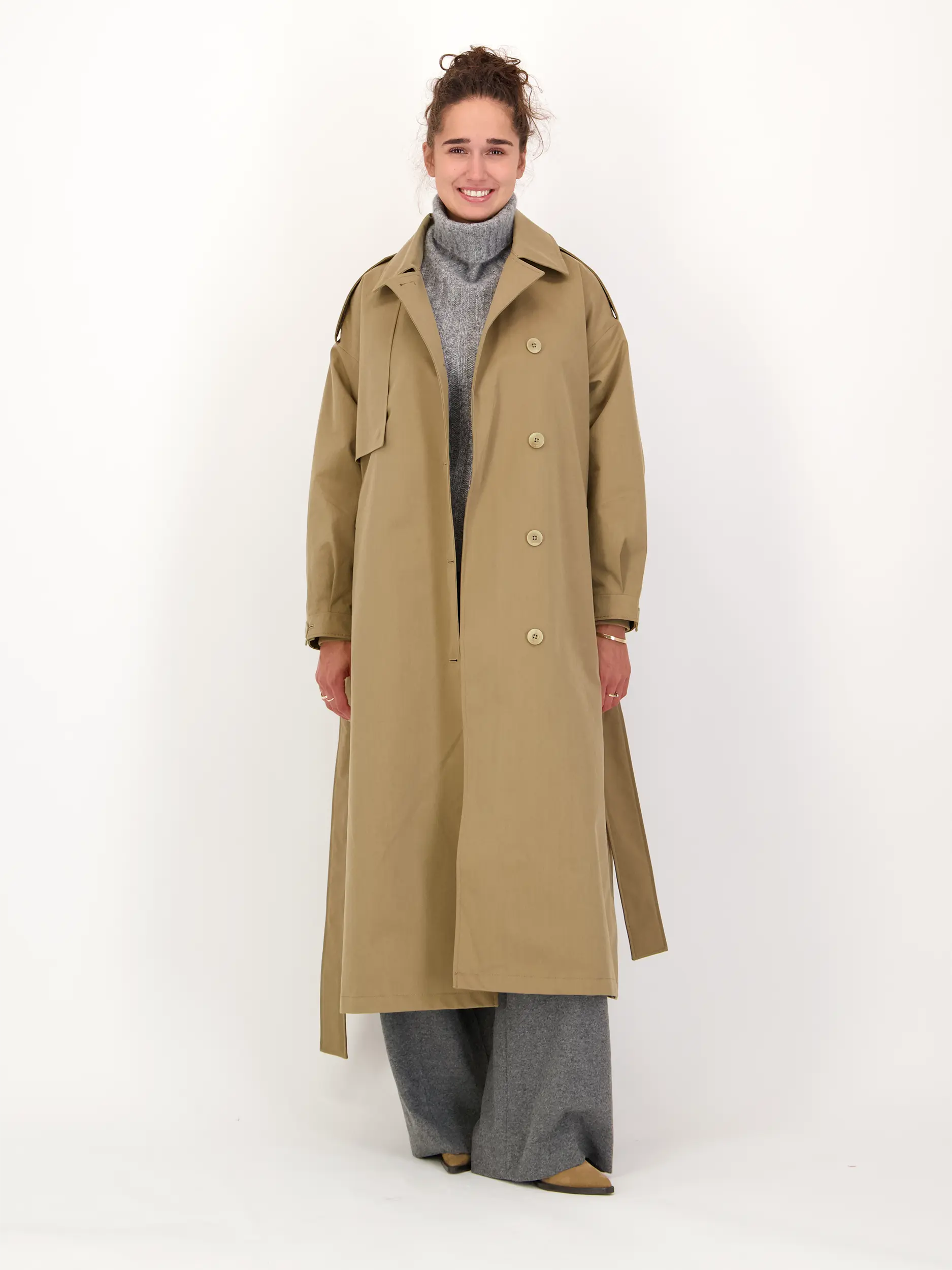 Mantel 'Stella' - Artikel Teil eines Outfits getragen von einem Modell - Farbe: Braun