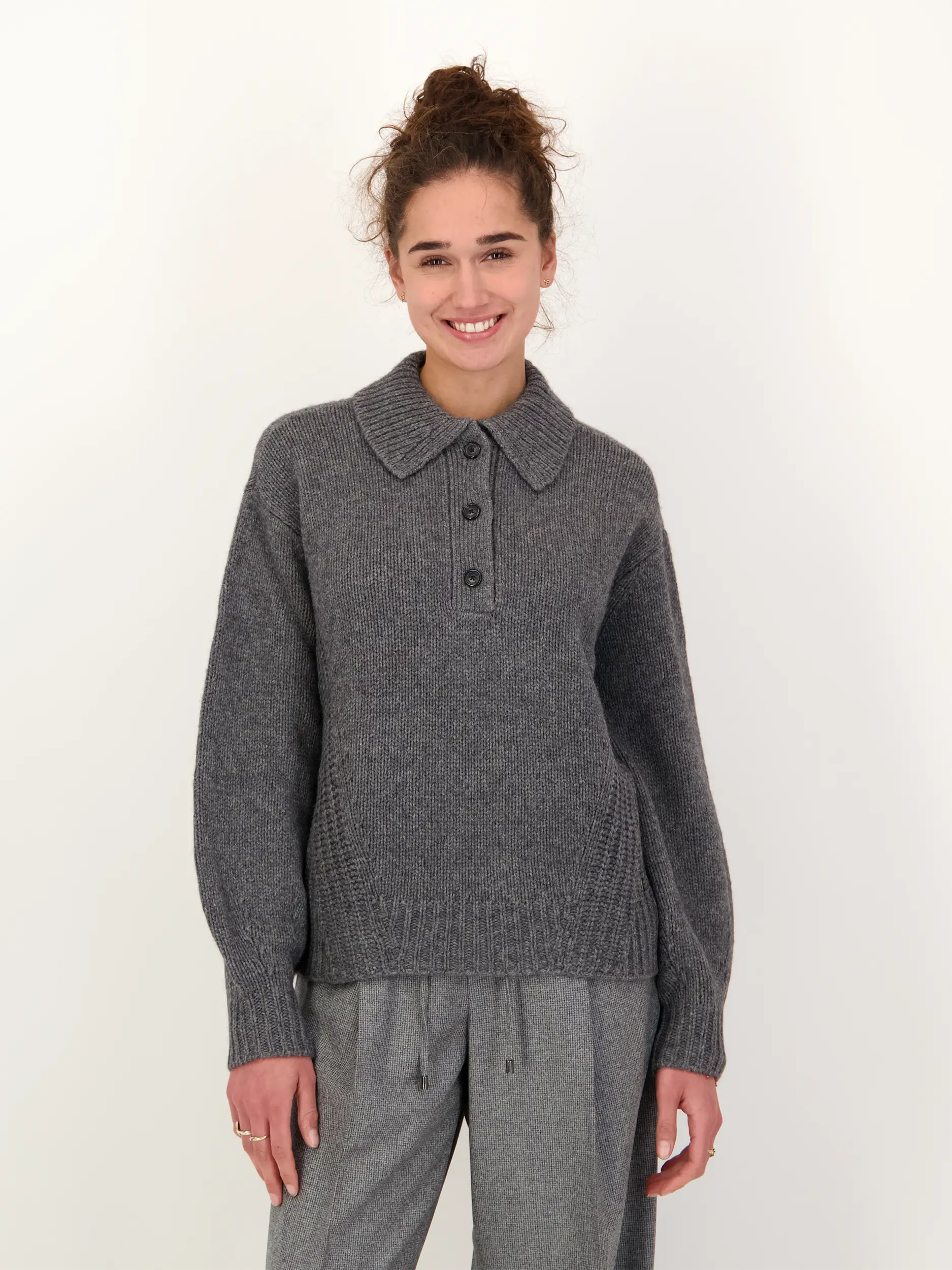 Pullover 'Jojo' - Artikel Vorderseite getragen von einem Modell - Farbe: Grau