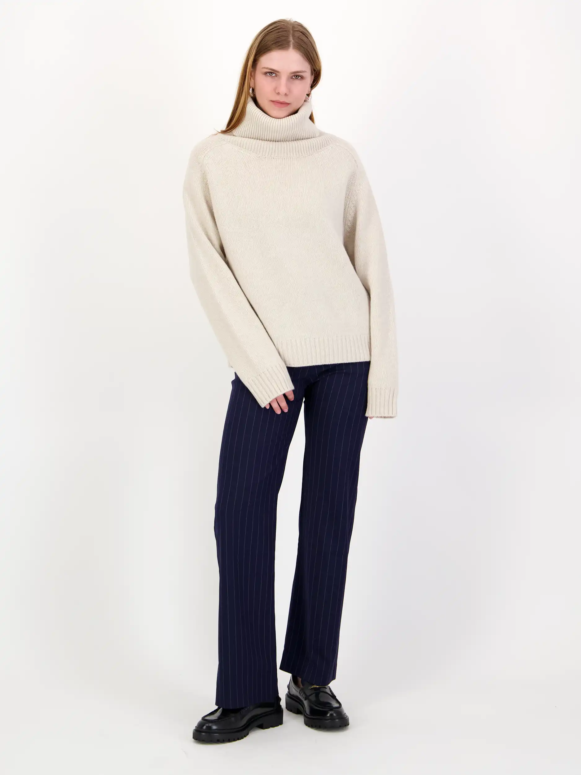 Pullover 'Mia' - Artikel Teil eines Outfits getragen von einem Modell - Farbe: Creme