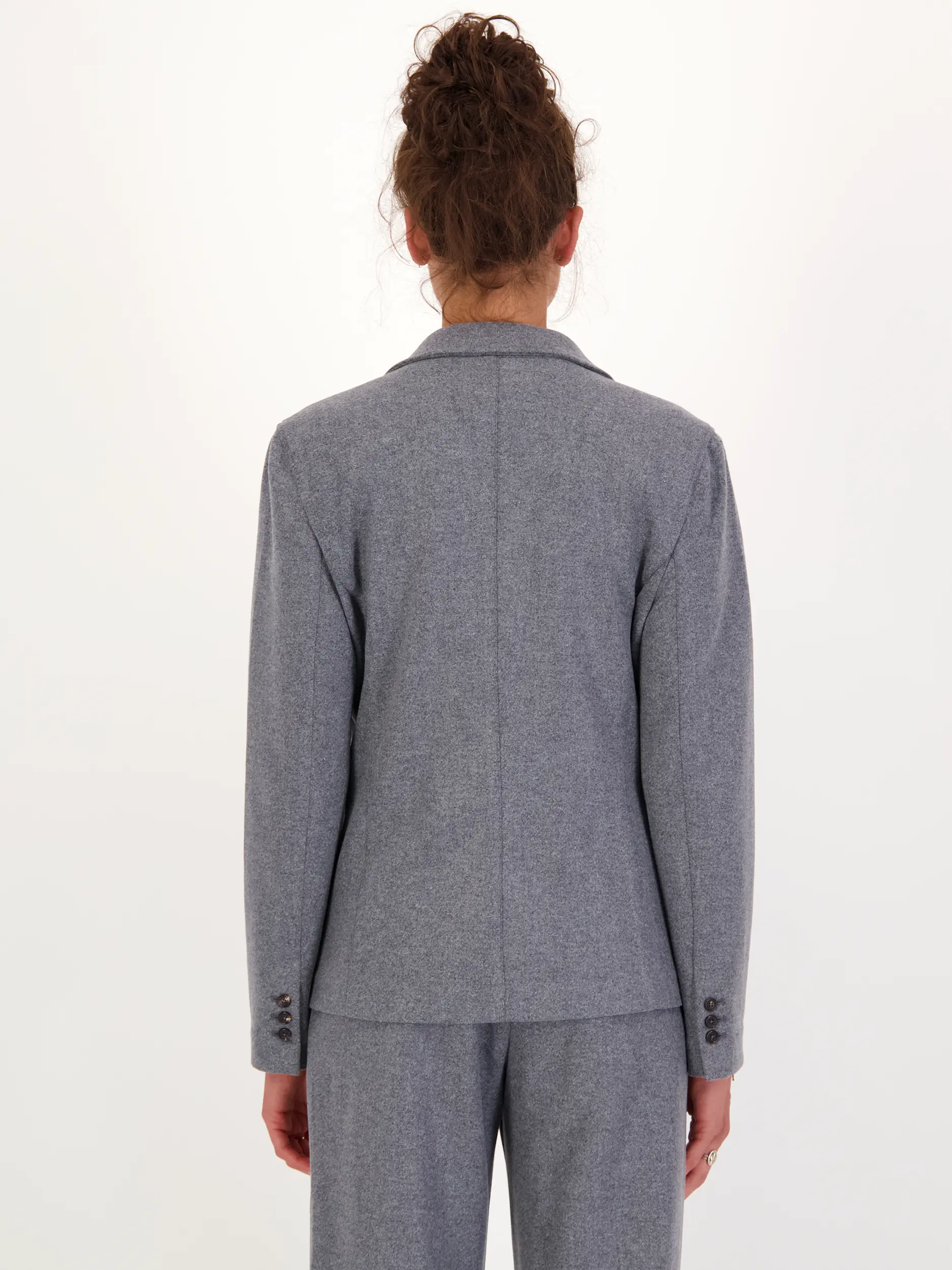 Blazer 'Dafne' - Artikel Rückseite getragen von einem Modell - Farbe: Grau