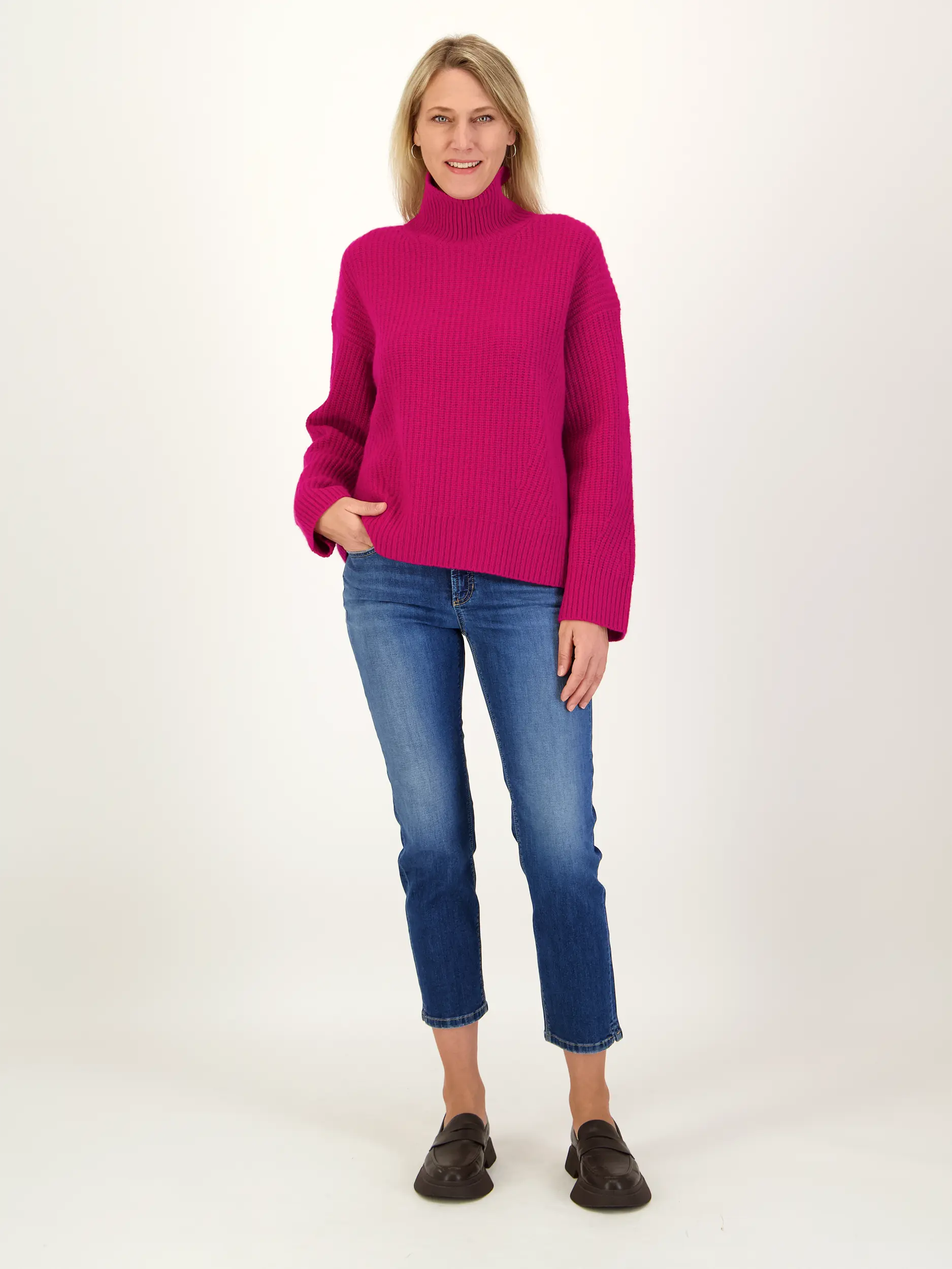 Rollkragenpullover aus Kaschmir langarm - Artikel Teil eines Outfits getragen von einem Modell