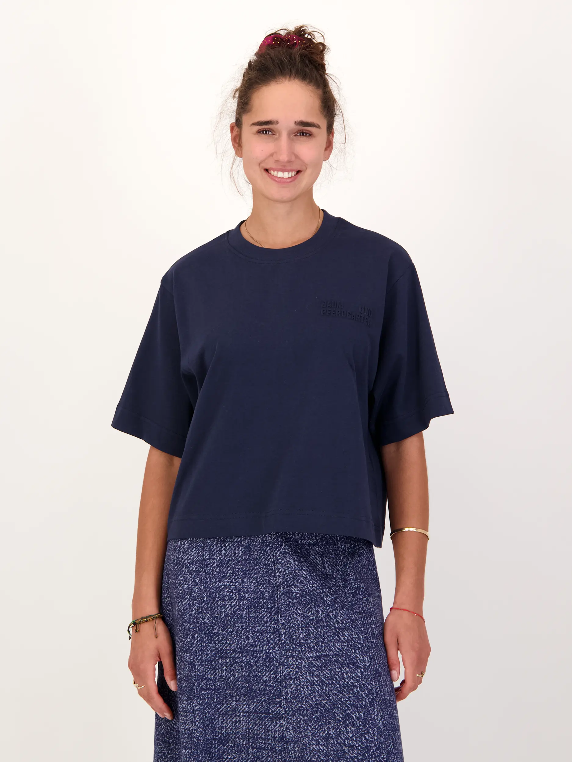 T-Shirt 'Jiana' - Artikel Vorderseite getragen von einem Modell - Farbe: Blau