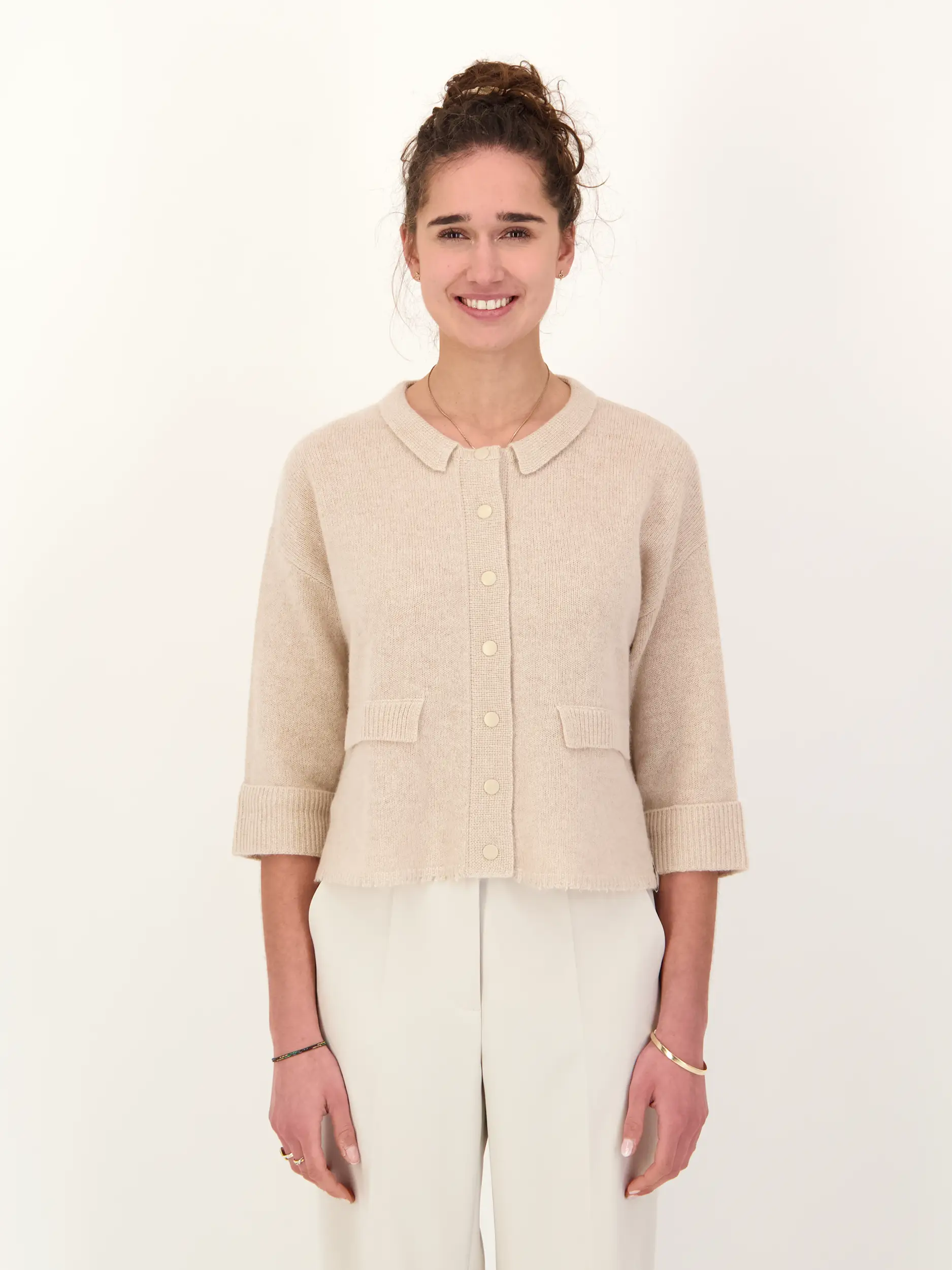 Strickjacke aus Kaschmir Mix - Artikel Vorderseite getragen von einem Modell - Farbe: Braun