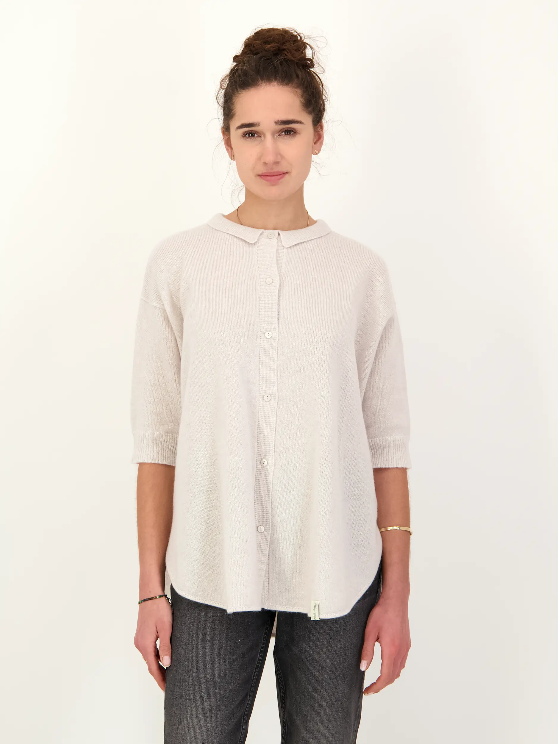 Strickjacke aus Kaschmir Mix - Artikel Vorderseite getragen von einem Modell - Farbe: Beige