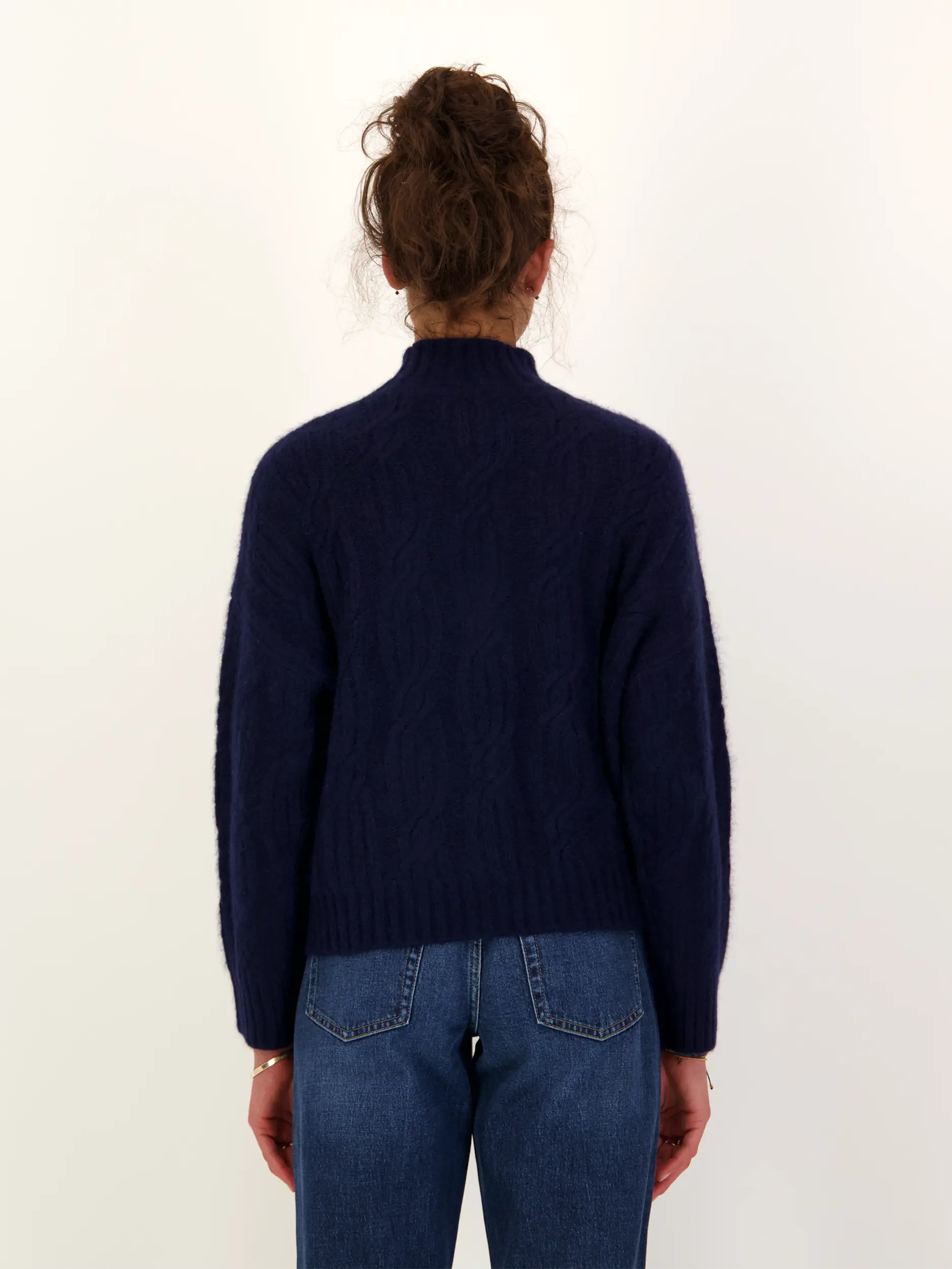 Pullover 'Hever' aus Kaschmir  - Artikel Rückseite getragen von einem Modell