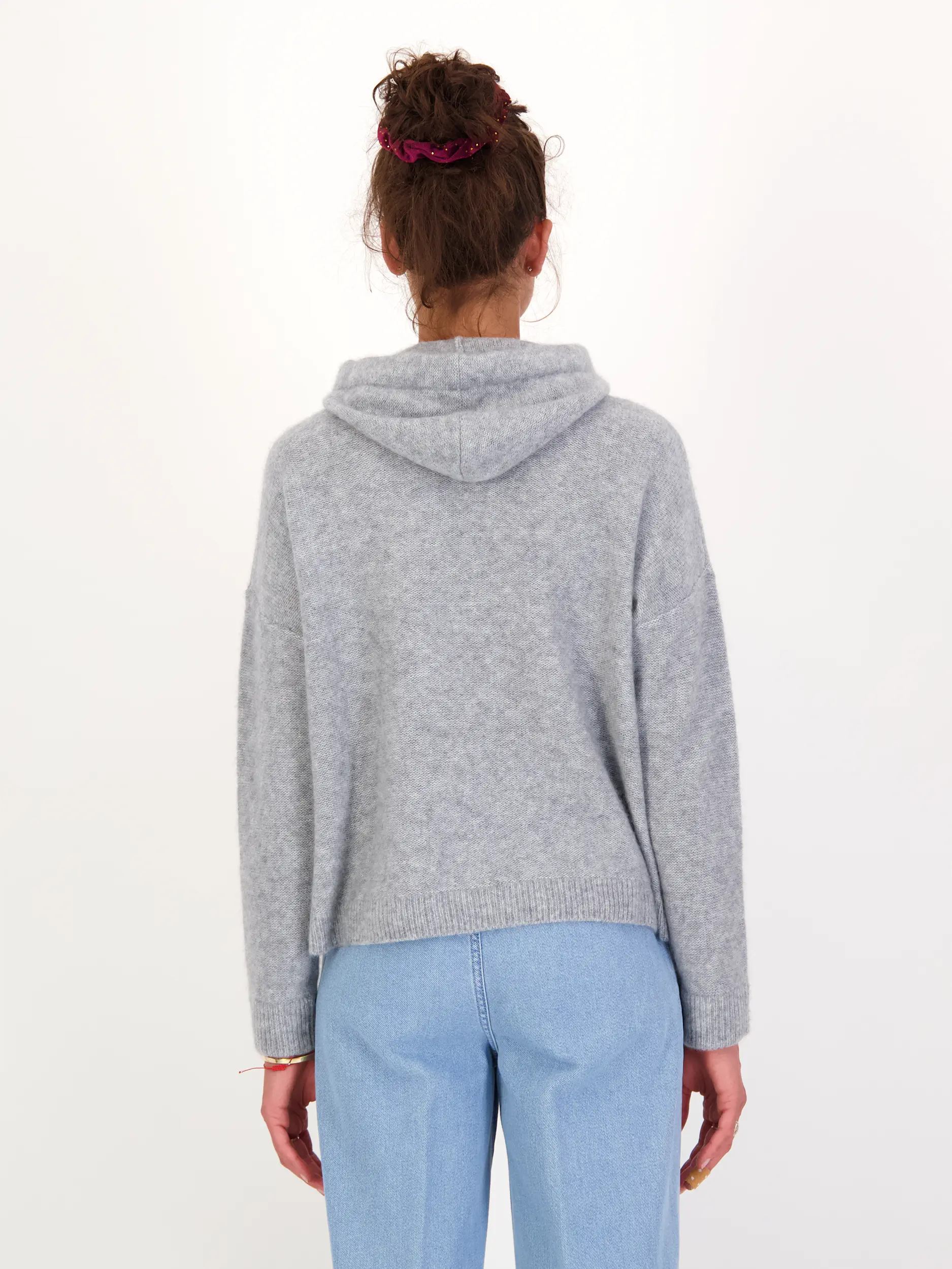 Kapuzenpullover aus Kaschmir-Mix langarm - Artikel Rückseite getragen von einem Modell - Farbe: Grau