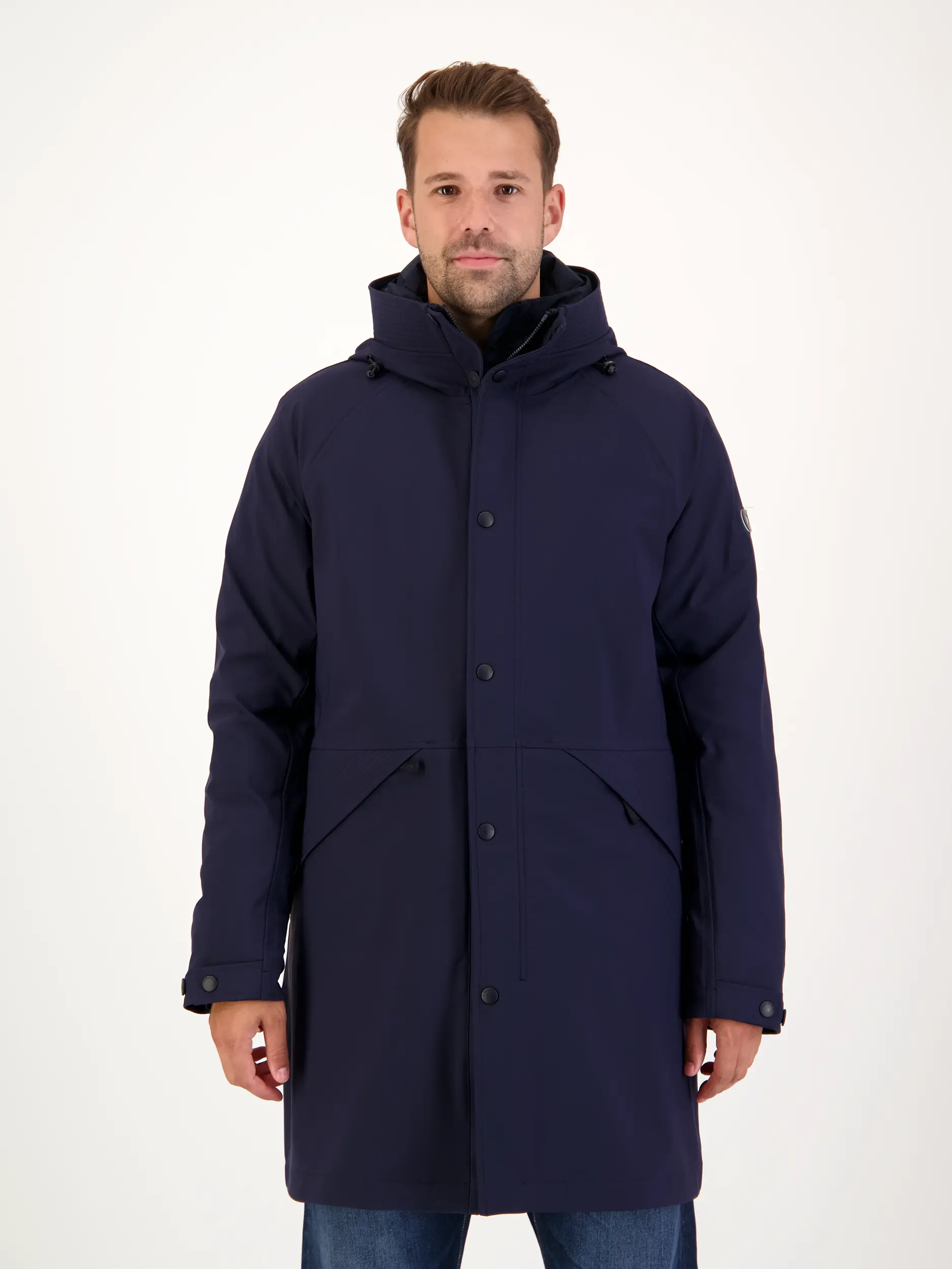 Wasserabweisende Jacke 'Oeren' - Artikel Vorderseite getragen von einem Modell - Farbe: Blau