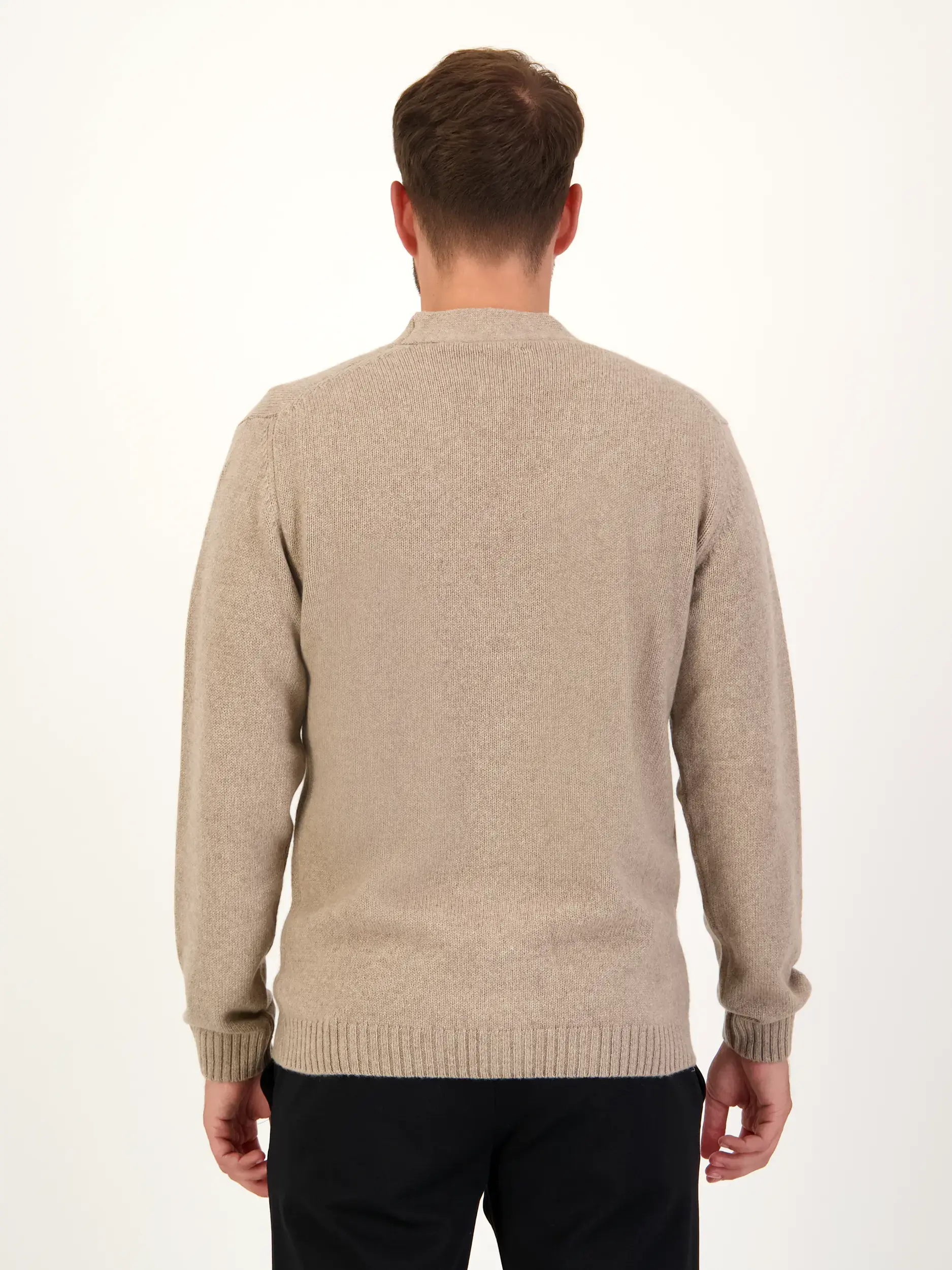 Strickjacke - Artikel Rückseite getragen von einem Modell - Farbe: Beige