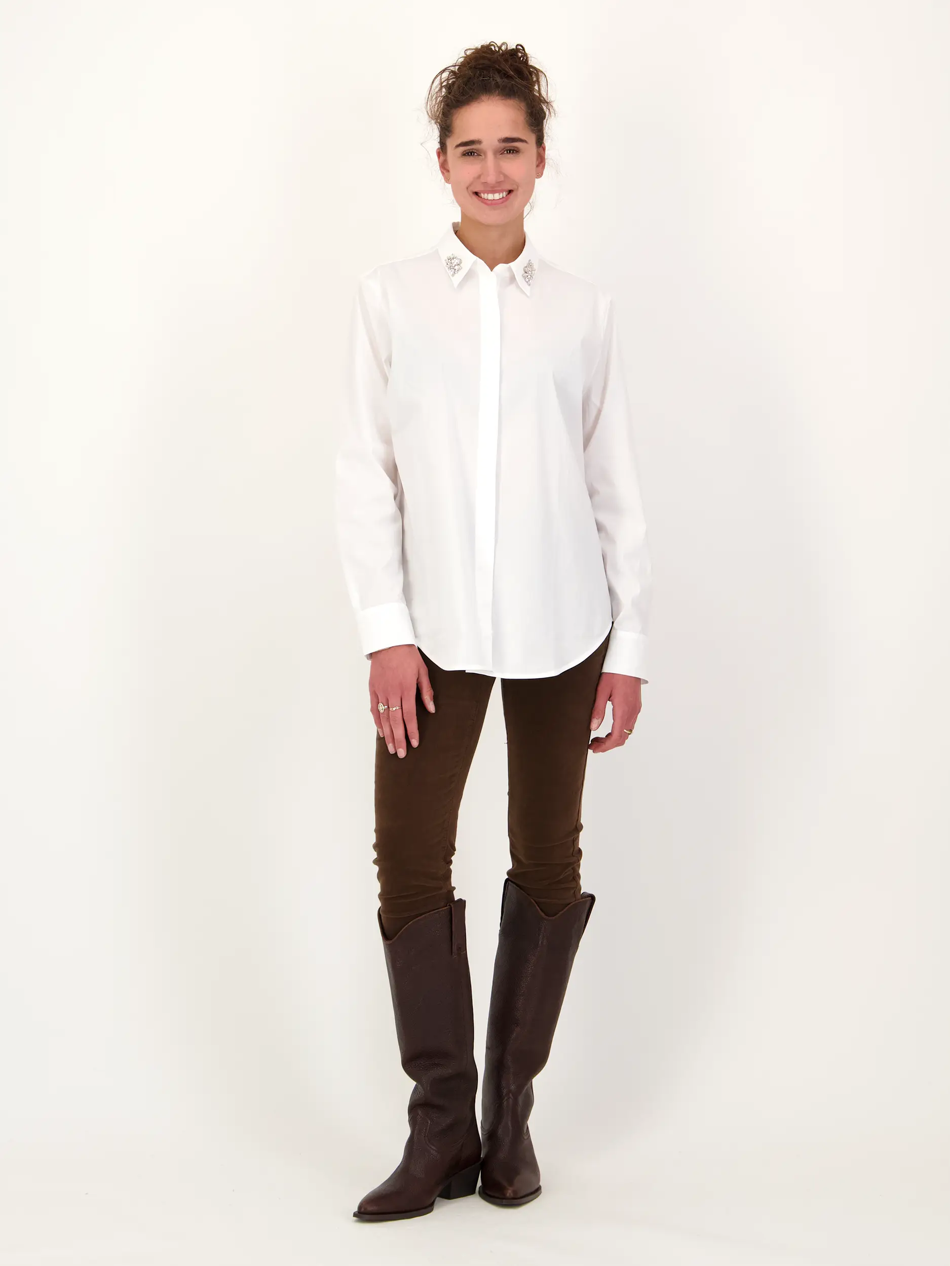 Samthose 'Piper cropped' - Artikel Teil eines Outfits getragen von einem Modell - Farbe: Braun