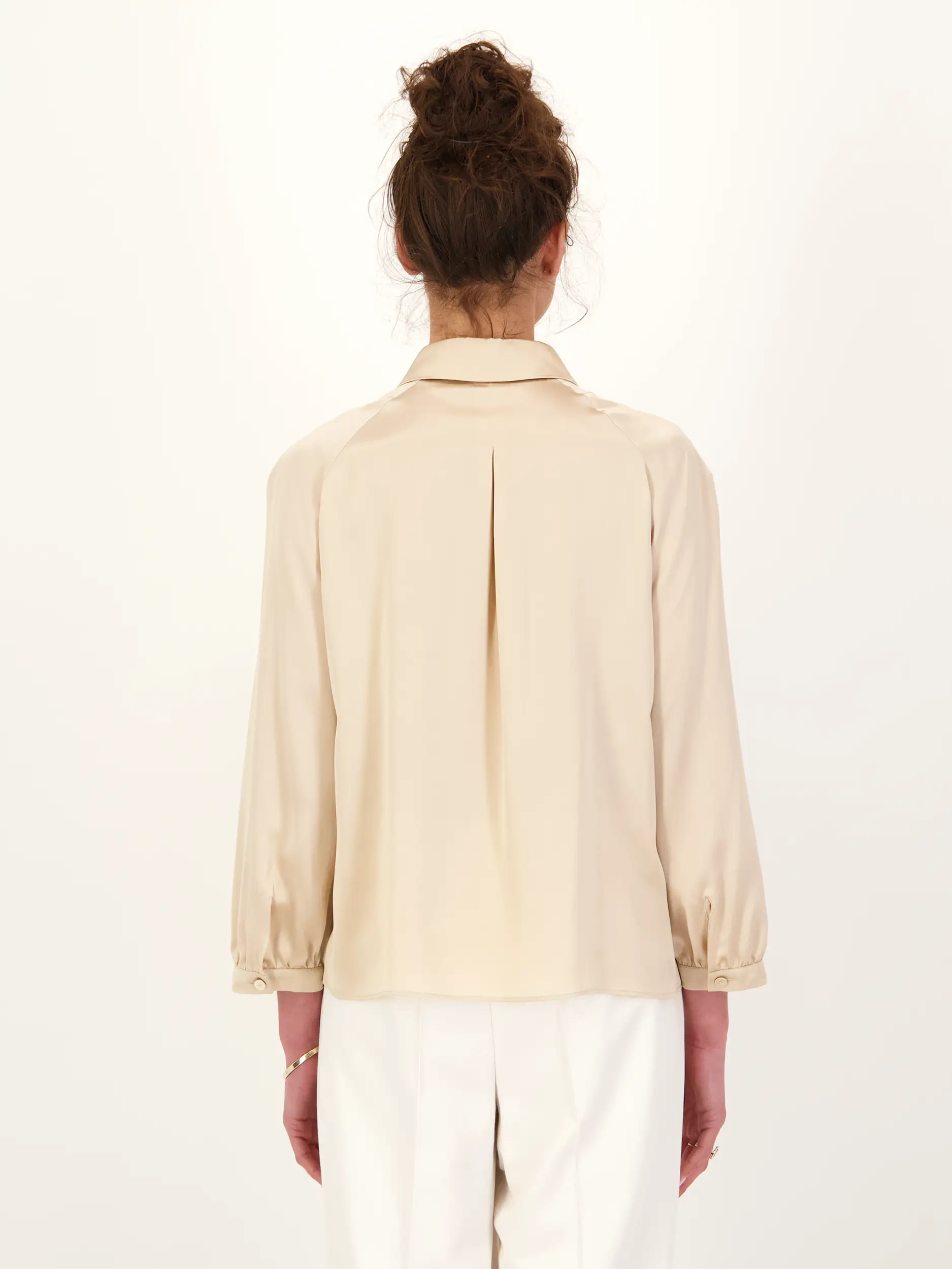 Seidenbluse langarm - Artikel Rückseite getragen von einem Modell - Farbe: Braun