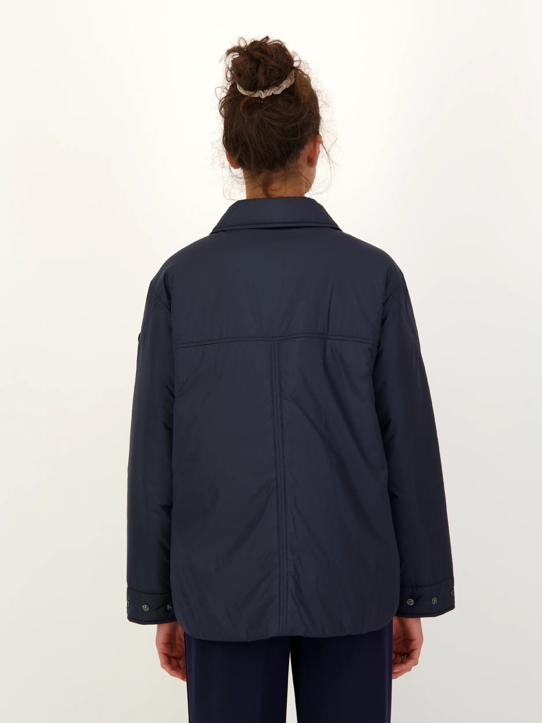 Jacke 'Imody' - Artikel Rückseite getragen von einem Modell - Farbe: Blau