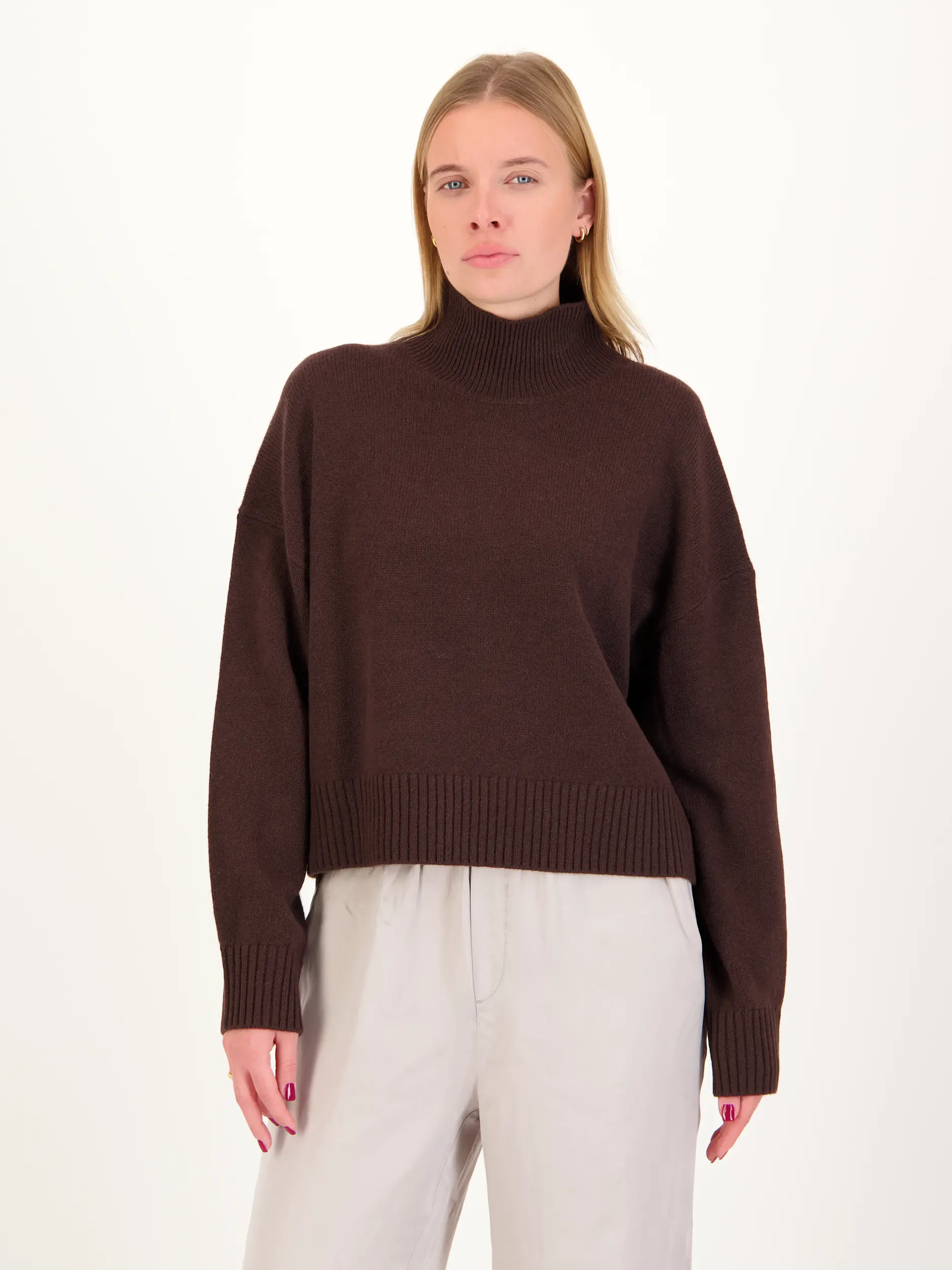Pullover aus Kaschmir langarm - Artikel Vorderseite getragen von einem Modell - Farbe: Braun