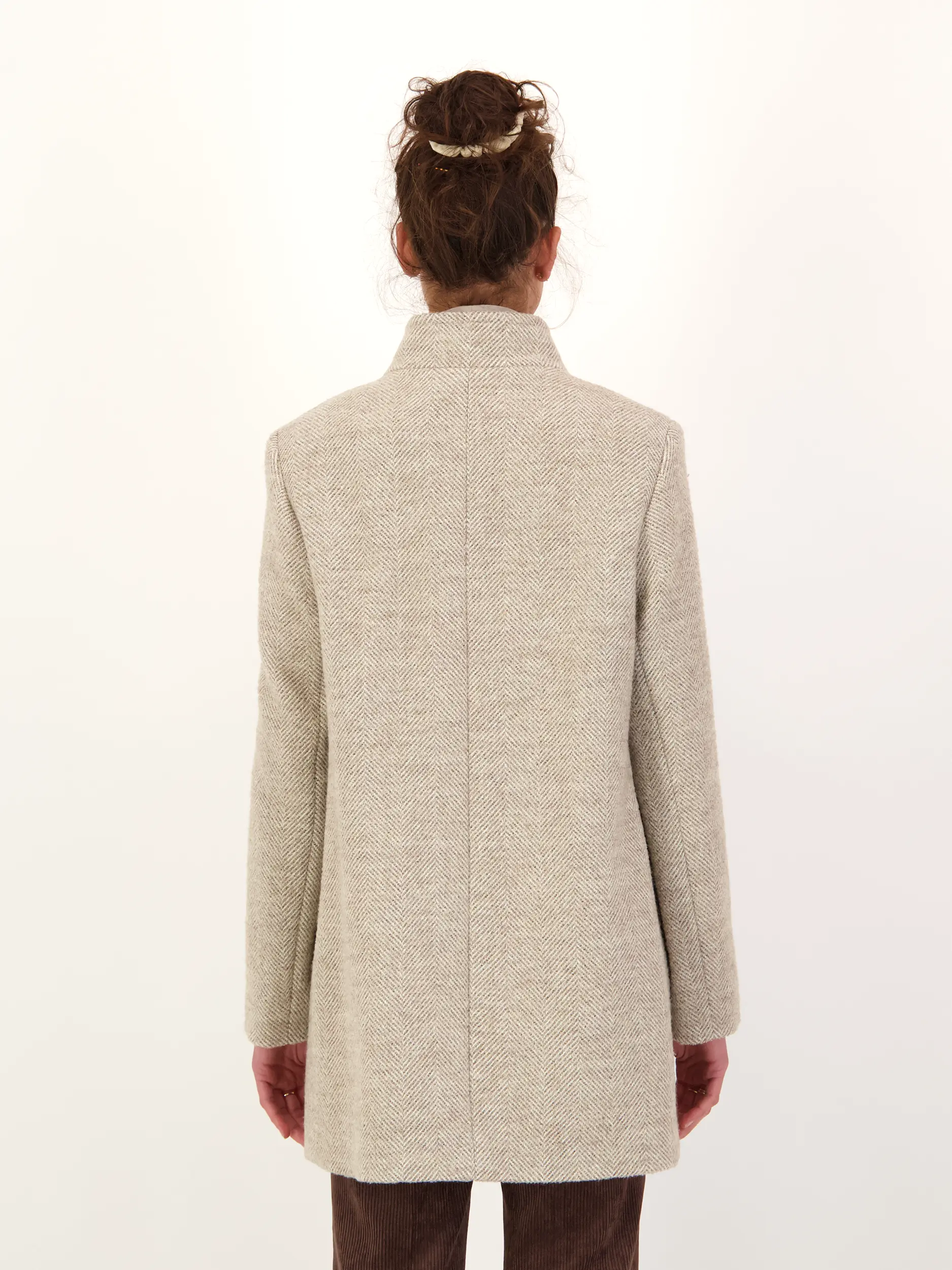 Kurzmantel 'Elenor' aus Wolle - Artikel Rückseite getragen von einem Modell - Farbe: Beige