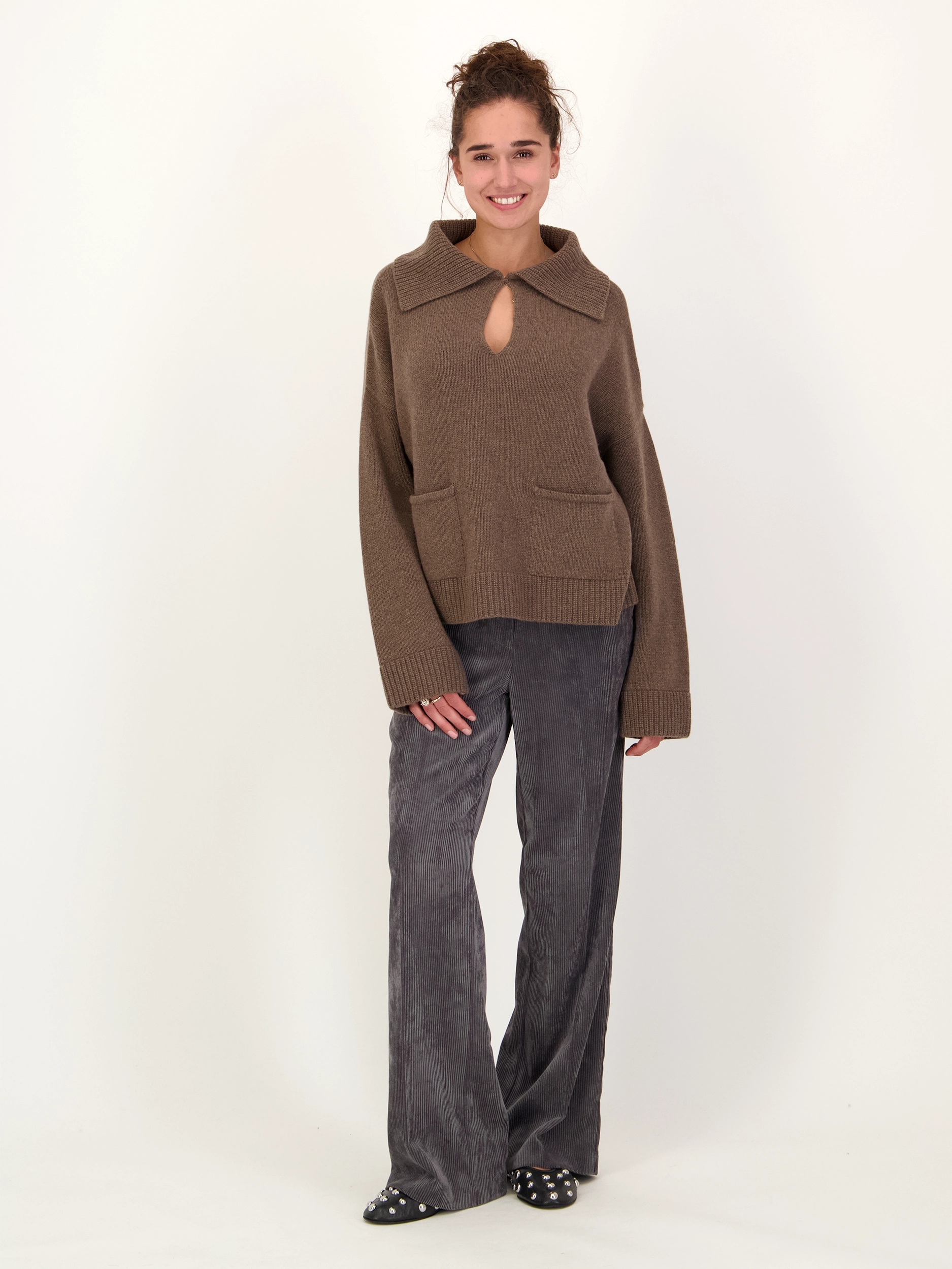 Pullover 'Valentine' aus Kaschmir-Mix langarm - Artikel Teil eines Outfits getragen von einem Modell - Farbe: Braun