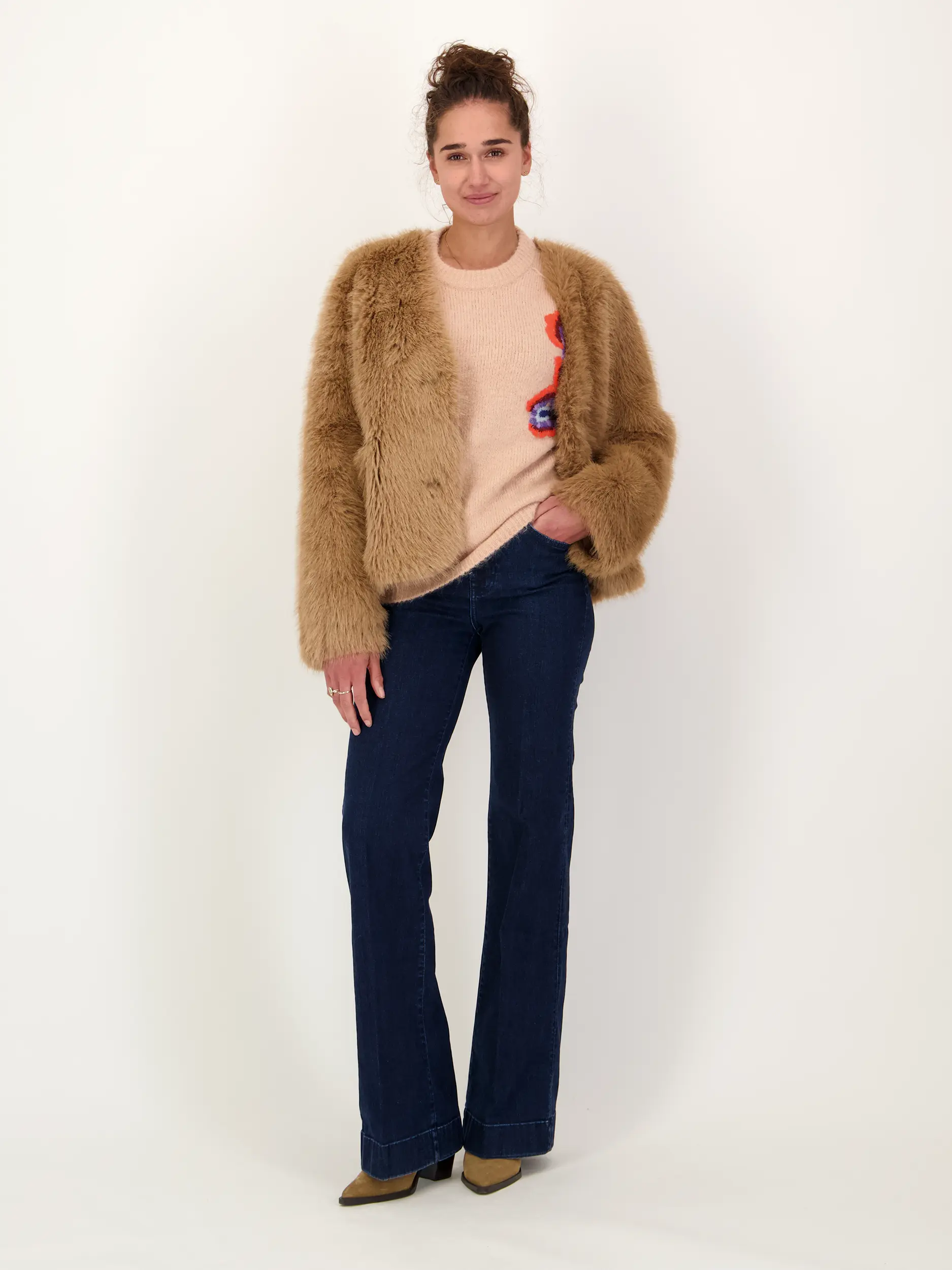 Pullover 'Impossible' aus Woll-Mix mit Blumen Print langarm - Artikel Teil eines Outfits getragen von einem Modell - Farbe: Beige