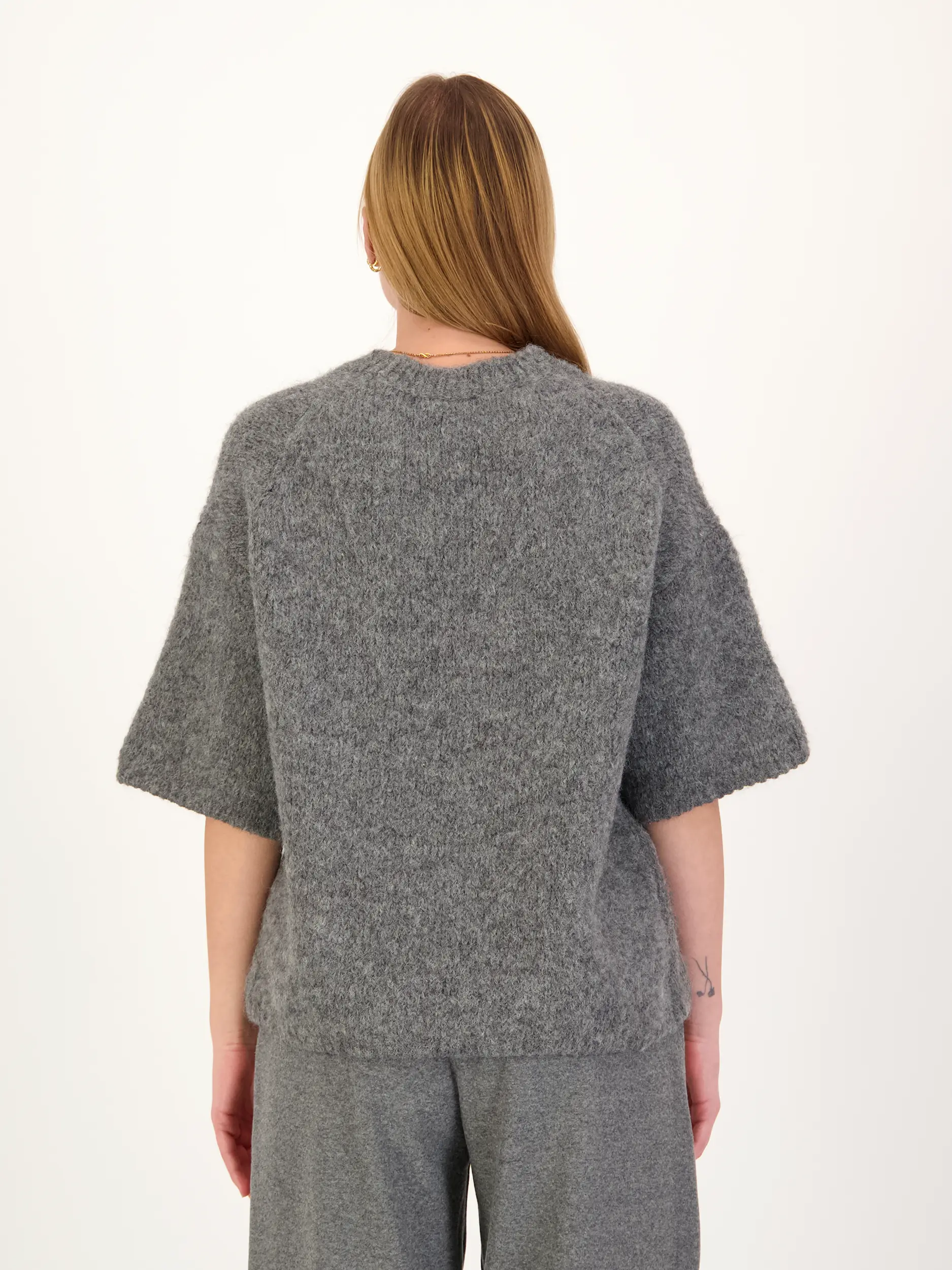 Pullover aus Alpaka 3/4 Arm - Artikel Rückseite getragen von einem Modell - Farbe: Grau