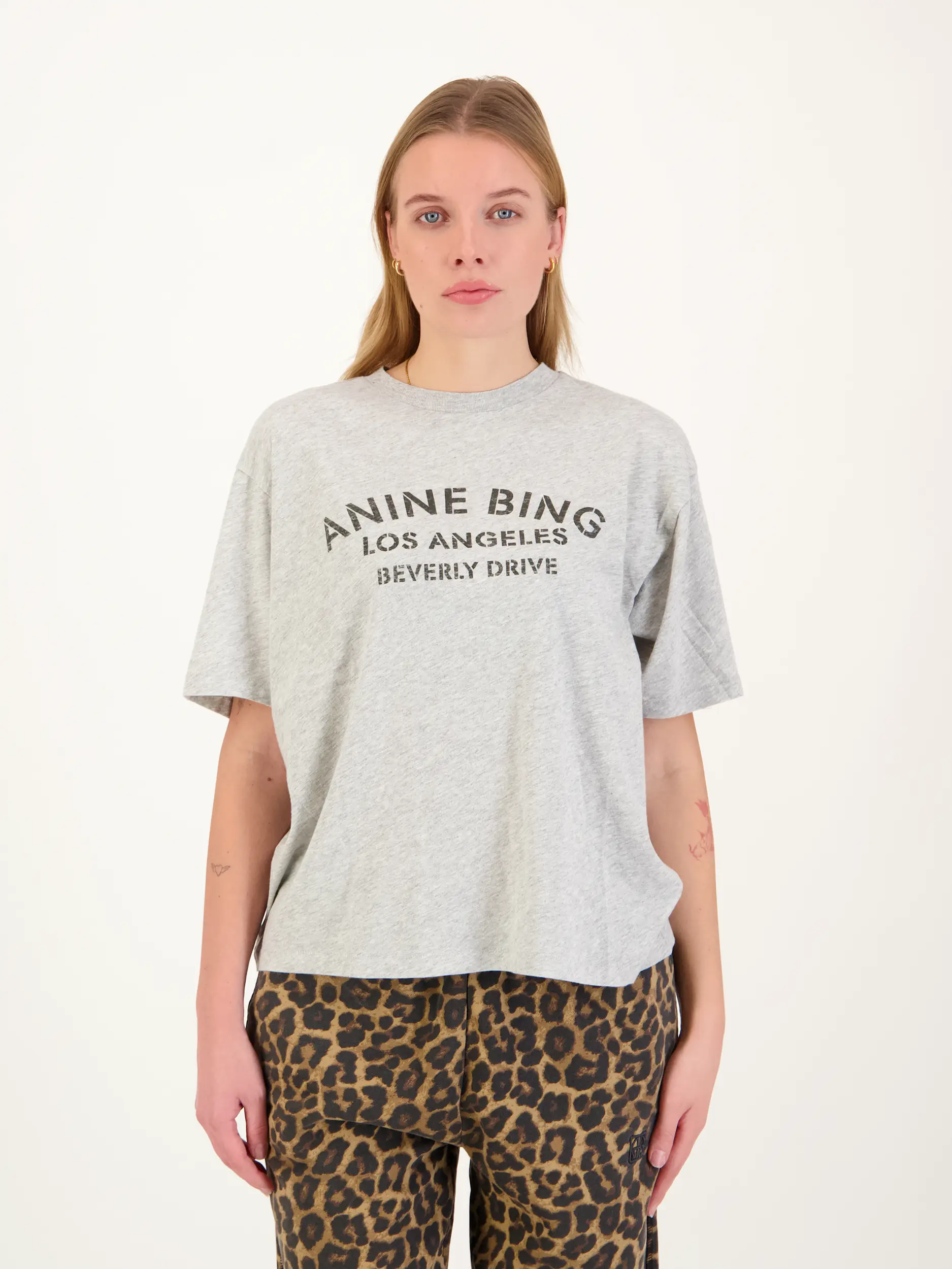 T-Shirt mit Logo-Print - Artikel Vorderseite getragen von einem Modell - Farbe: Grau T-Shirt mit Logo-Print - Artikel Vorderseite getragen von einem Modell - Farbe: Grau