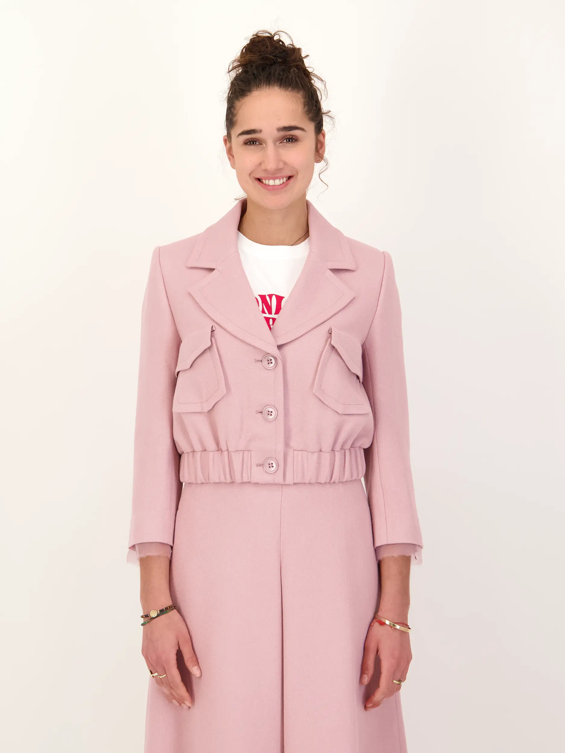 Jacke 'Layered Coolness' - Artikel Vorderseite getragen von einem Modell - Farbe: Rosa&Pink