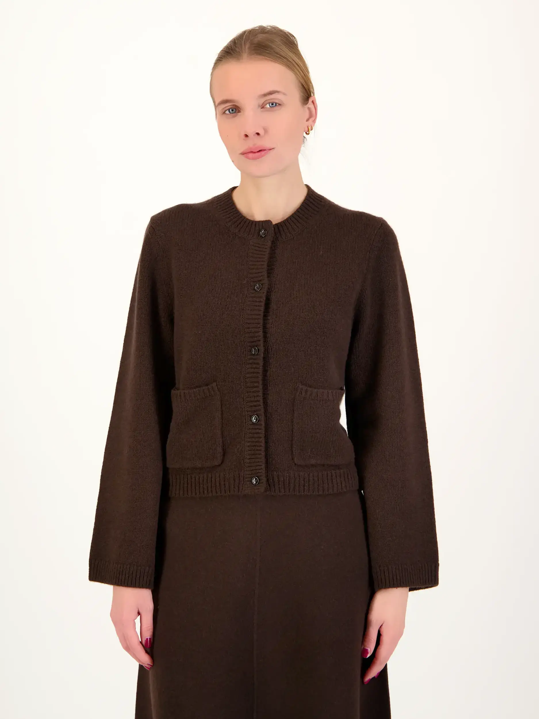 Strickjacke aus Wolle - Artikel Vorderseite getragen von einem Modell - Farbe: Braun