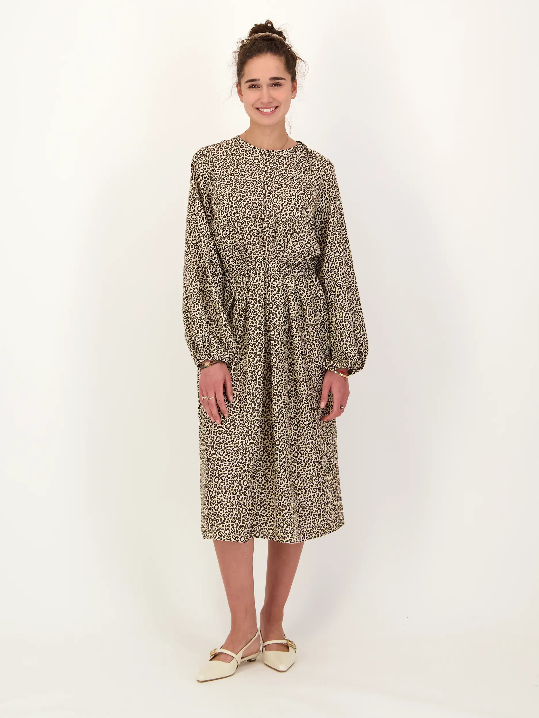 Midi Seidenkleid mit Leo-Print langarm - Artikel Vorderseite getragen von einem Modell - Farbe: Braun