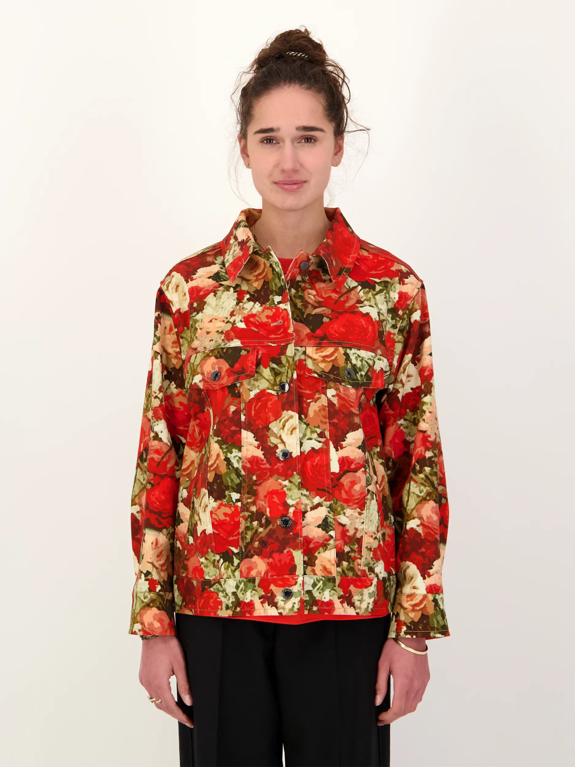 Geblümte Jeansjacke 'Jaclyn' - Artikel Vorderseite getragen von einem Modell - Farbe: Rot