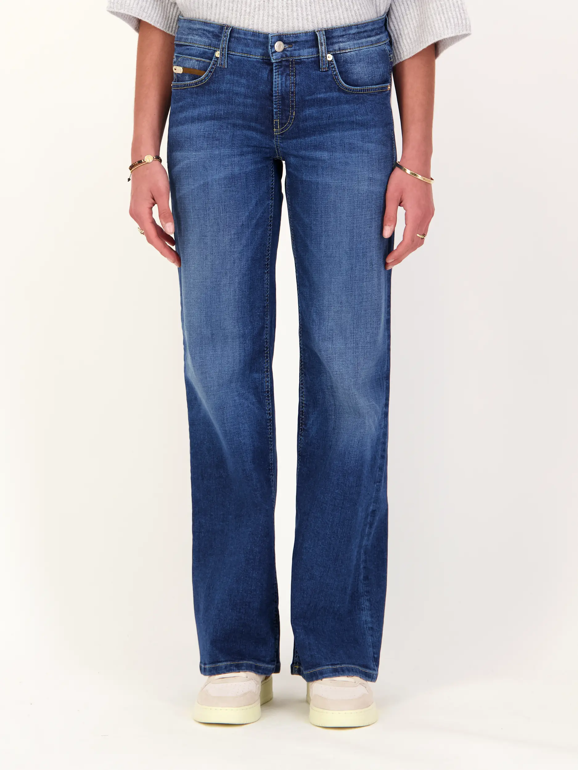 Mid Rise Flared Leg Jeans 'Tess' - Artikel Vorderseite getragen von einem Modell - Farbe: Blau