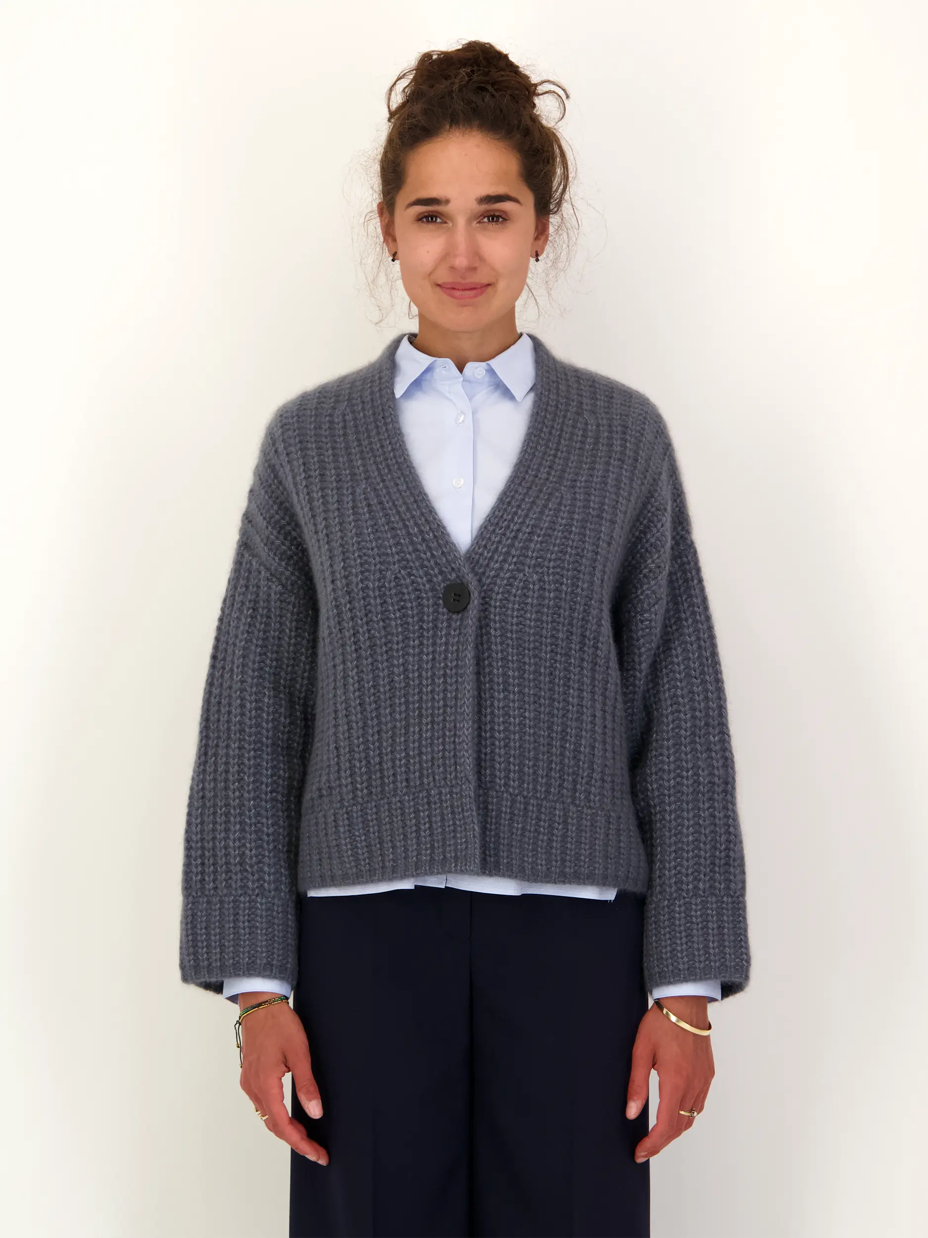 Strickjacke 'Gatha' aus Kaschmir - Artikel Vorderseite getragen von einem Modell