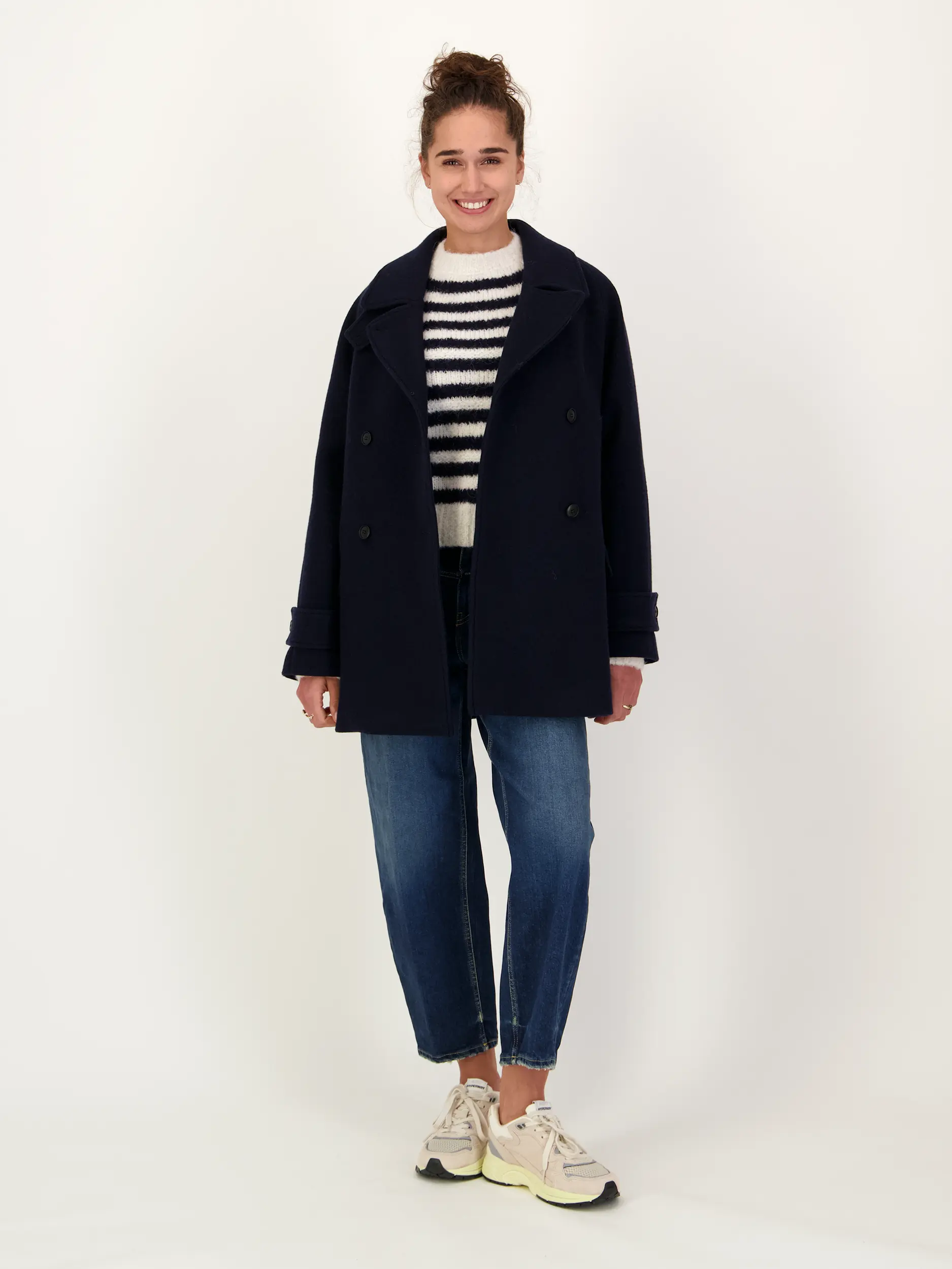 Gestreifter Pullover 'Pulloverstripe' aus Alpaka langarm - Artikel Teil eines Outfits getragen von einem Modell - Farbe: Blau