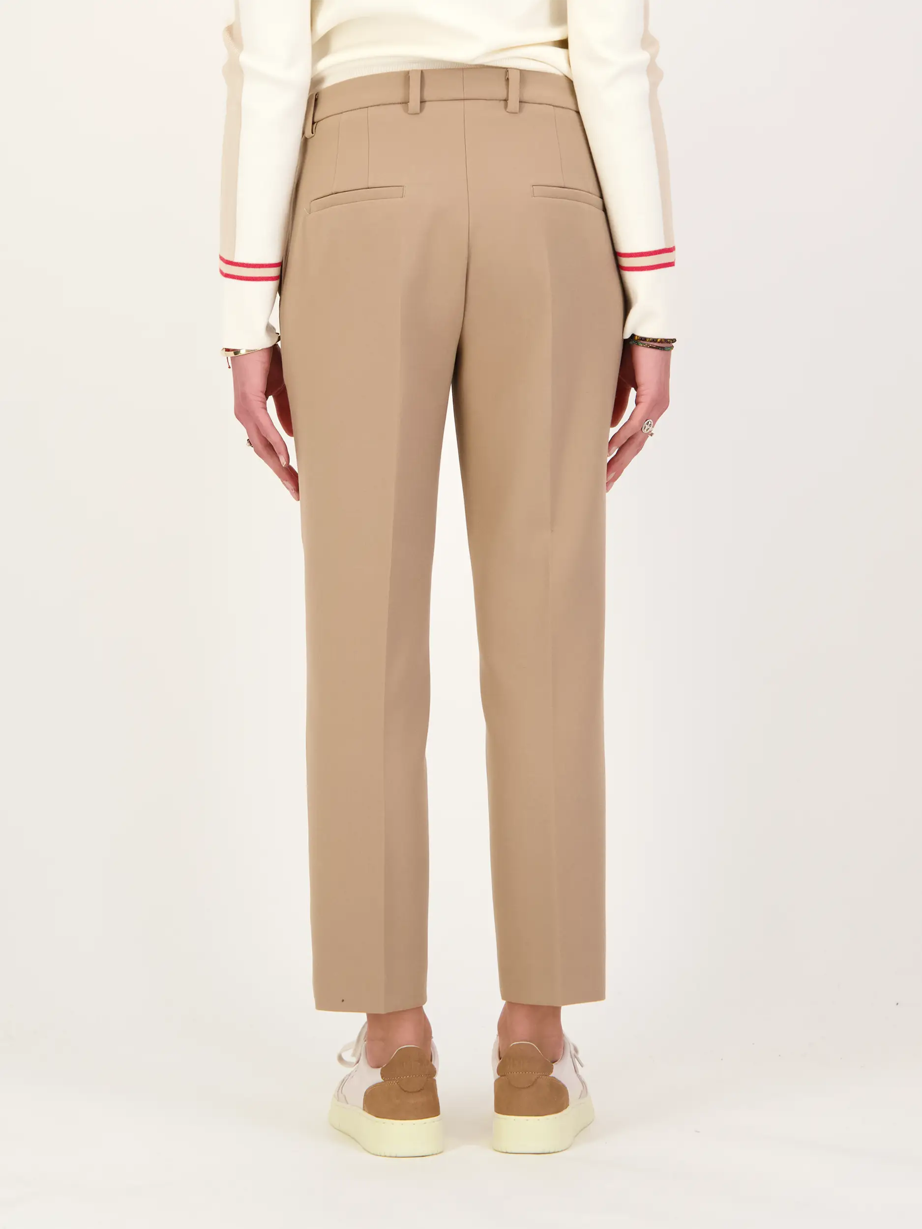 Bundfaltenhose 'Krystal' - Artikel Rückseite getragen von einem Modell - Farbe: Beige