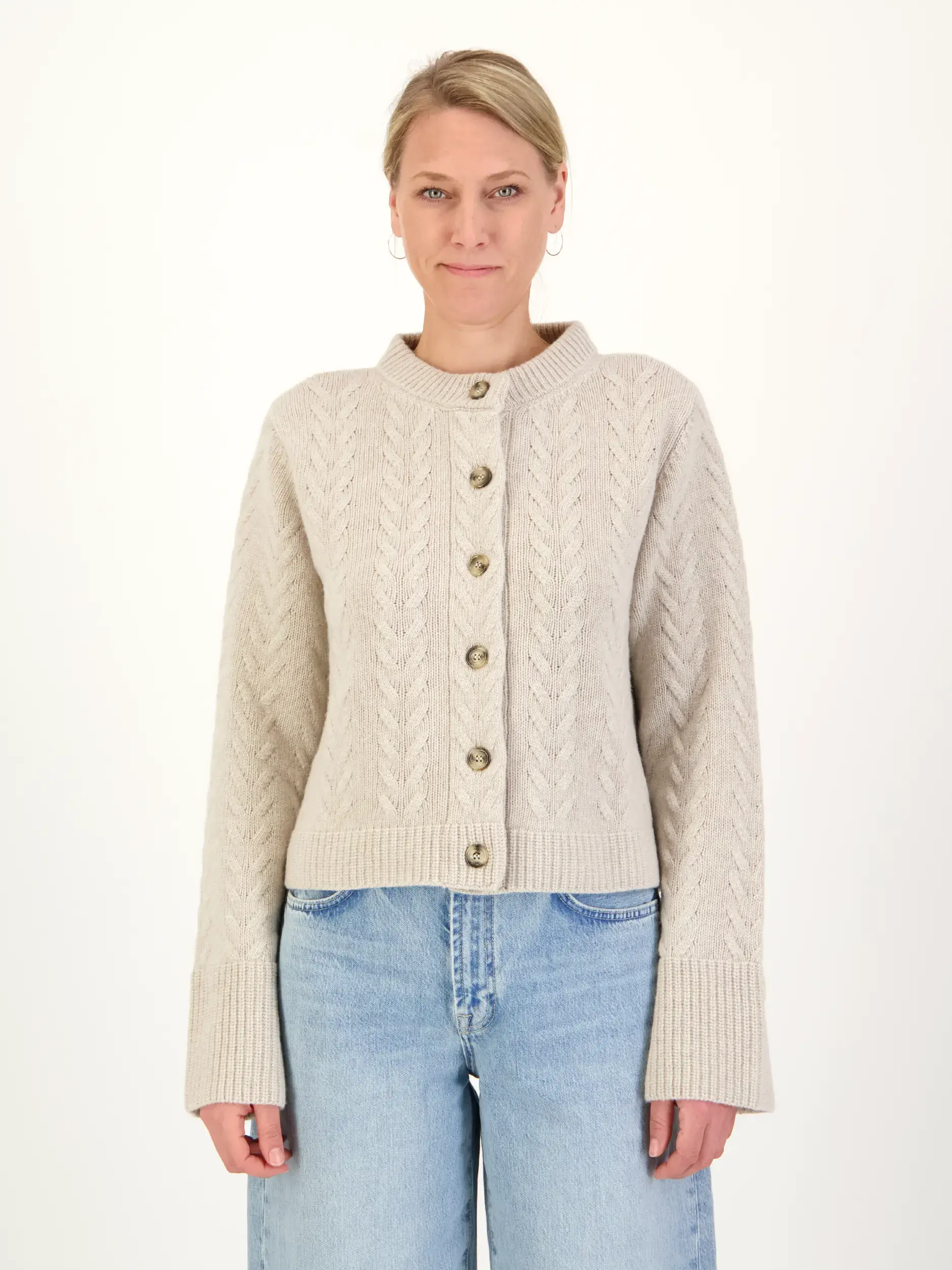Strickjacke 'Lilly' aus Kaschmir-Mix langarm - Artikel Vorderseite getragen von einem Modell - Farbe: Beige