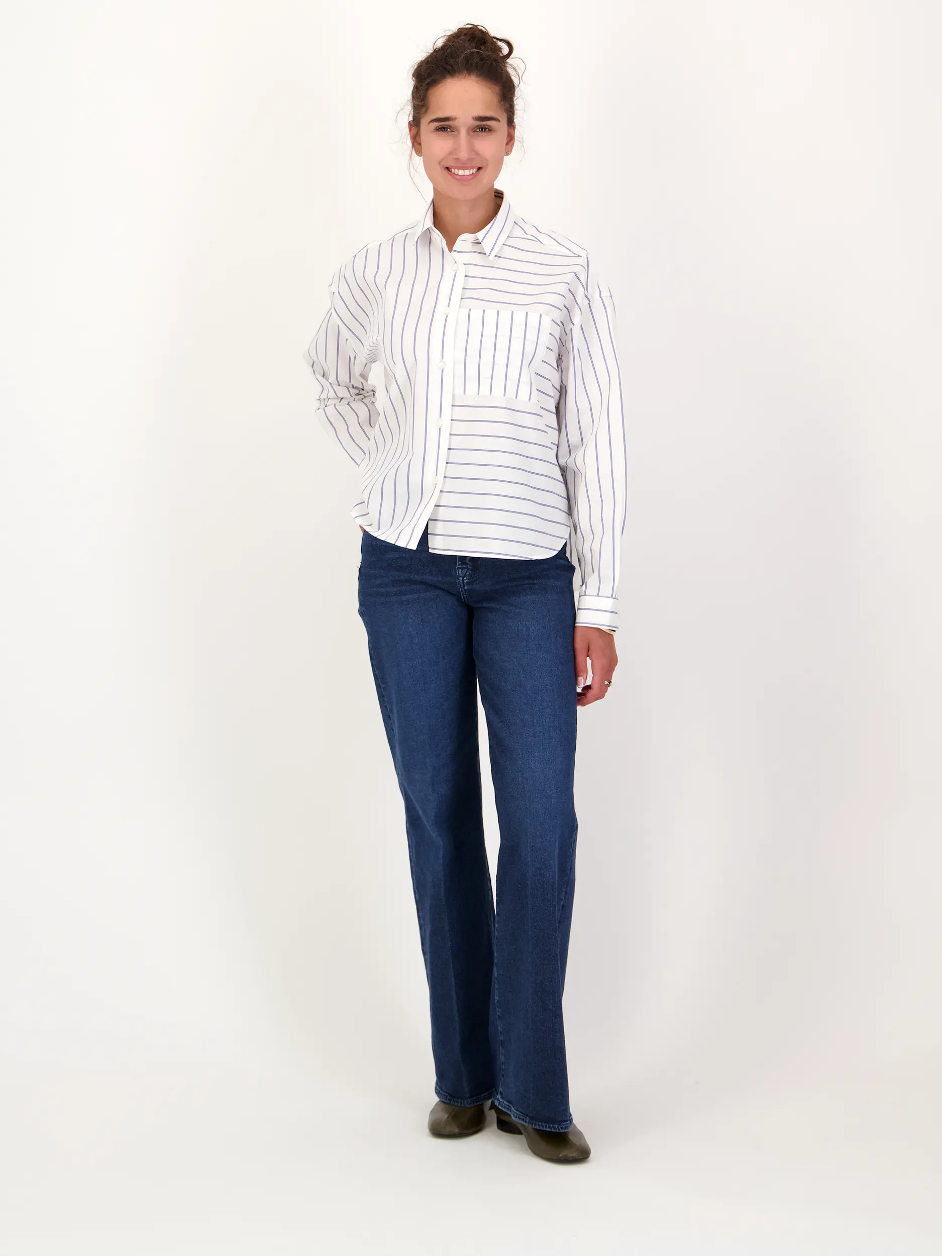 Gestreifte Baumwollbluse langarm - Artikel Teil eines Outfits getragen von einem Modell - Farbe: Blau