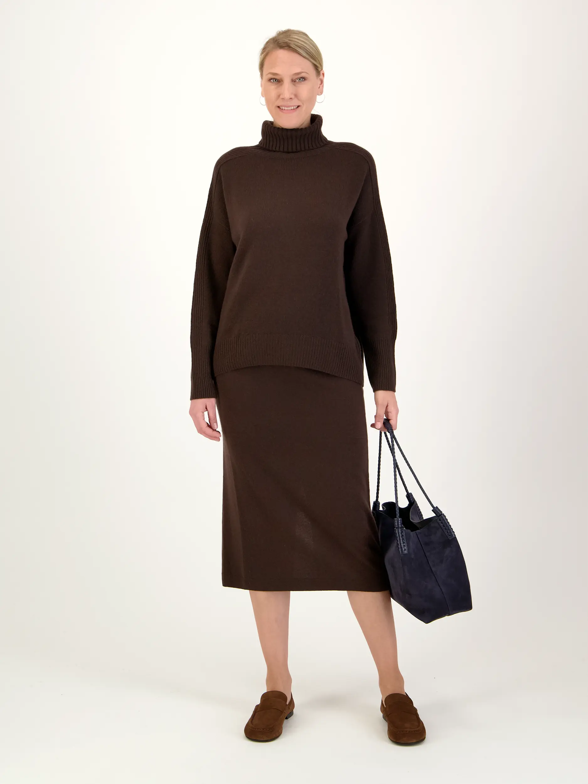Rollkragenpullover aus Kaschmir langarm - Artikel Teil eines Outfits getragen von einem Modell - Farbe: Braun