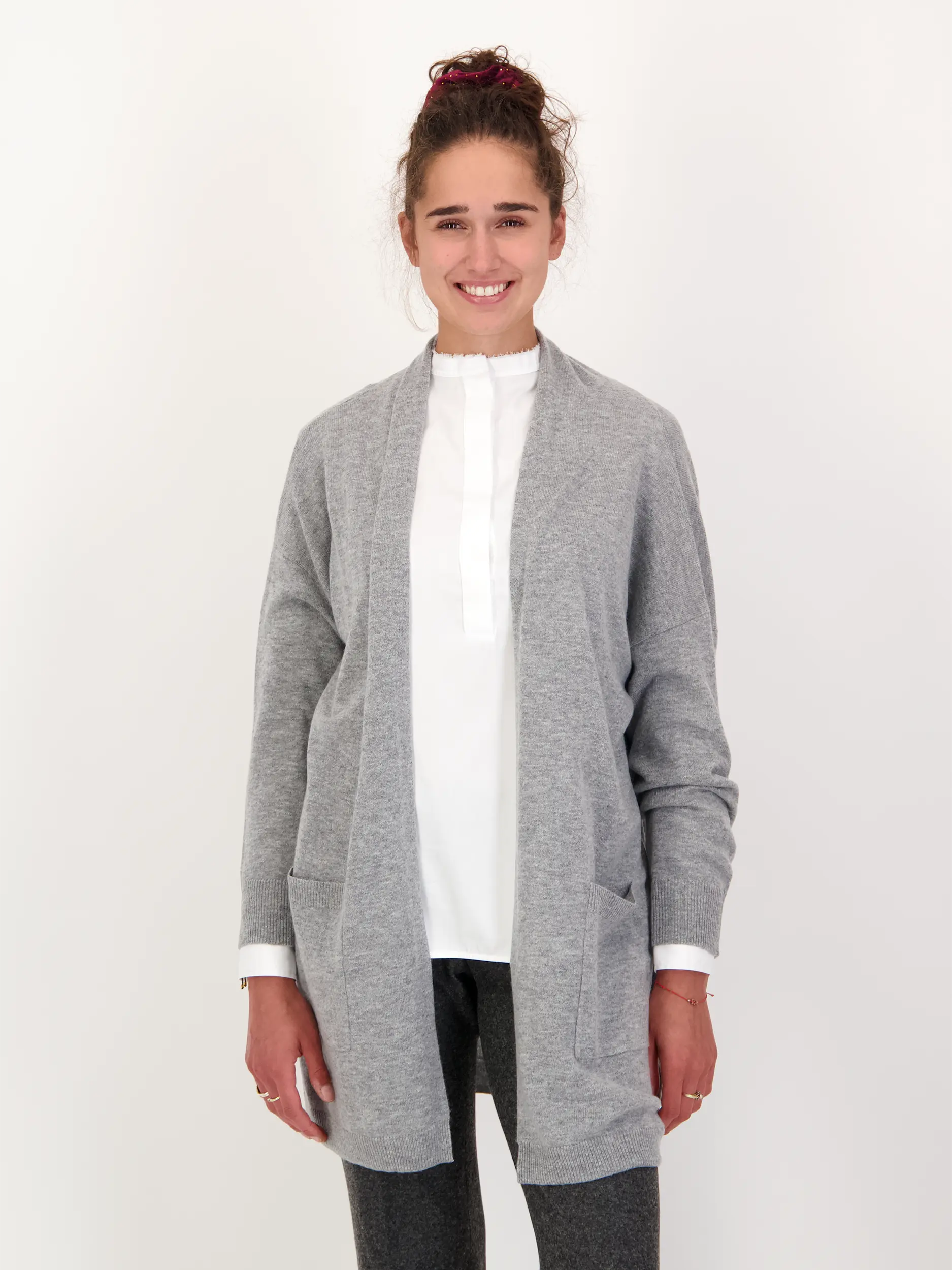Strickjacke aus Wolle - Artikel Vorderseite getragen von einem Modell - Farbe: Grau