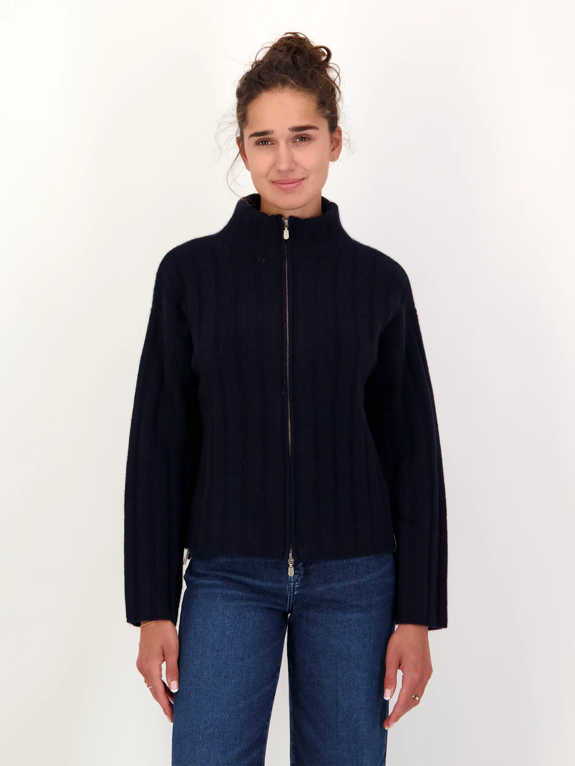 Strickjacke aus Kaschmir - Artikel Vorderseite getragen von einem Modell - Farbe: Blau