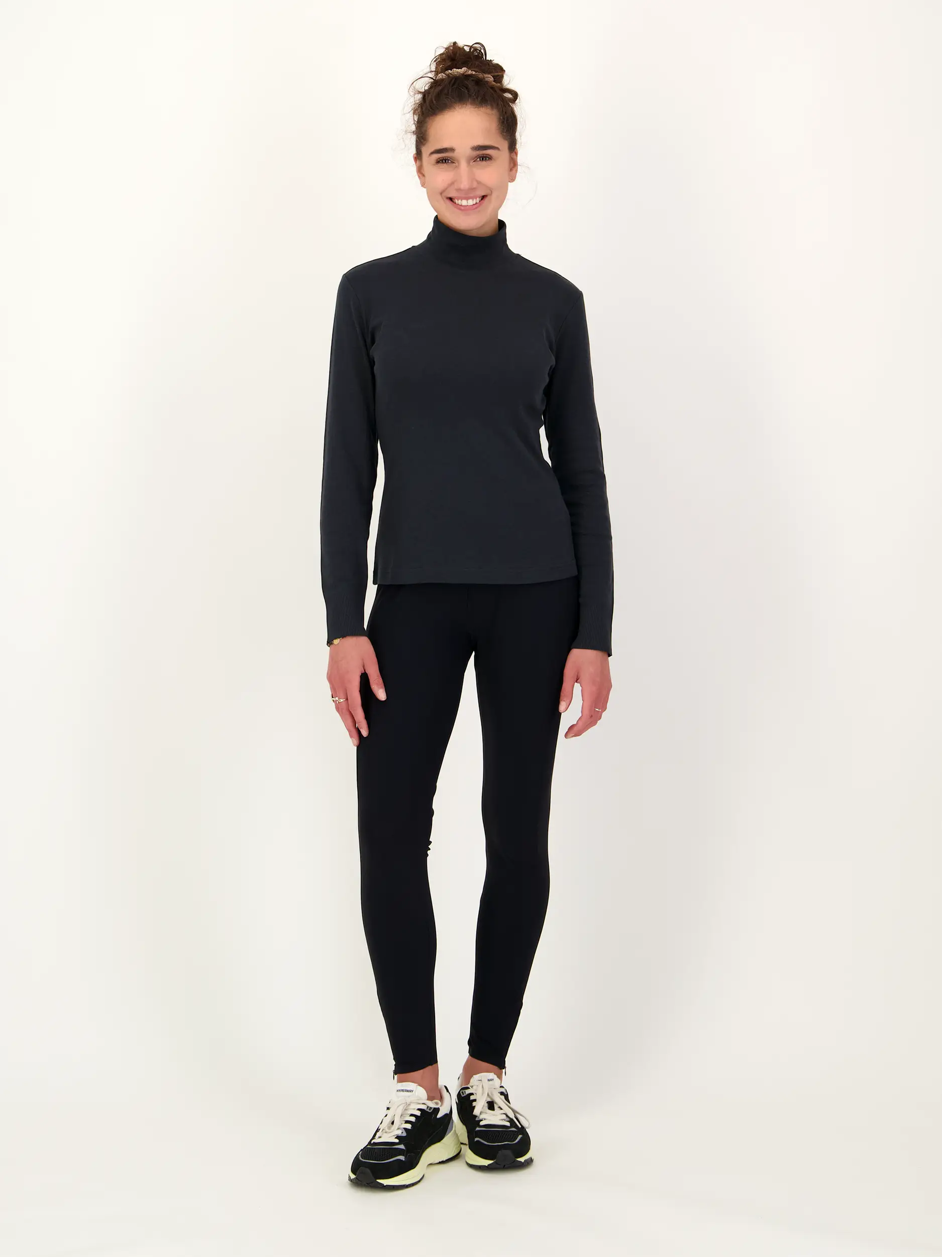 Langarmshirt 'Sue' - Artikel Teil eines Outfits getragen von einem Modell - Farbe: Schwarz