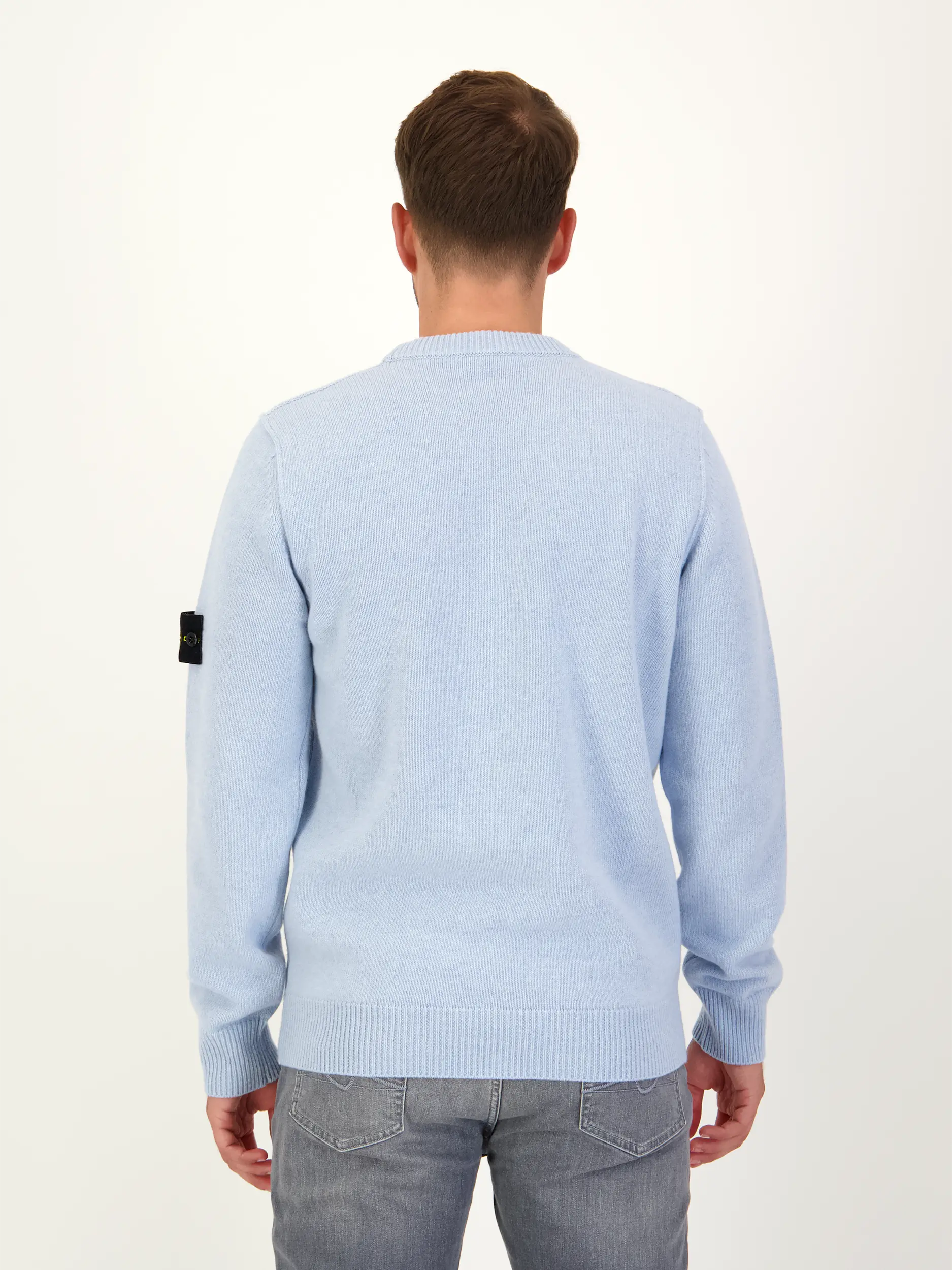 Pullover - Artikel Rückseite getragen von einem Modell