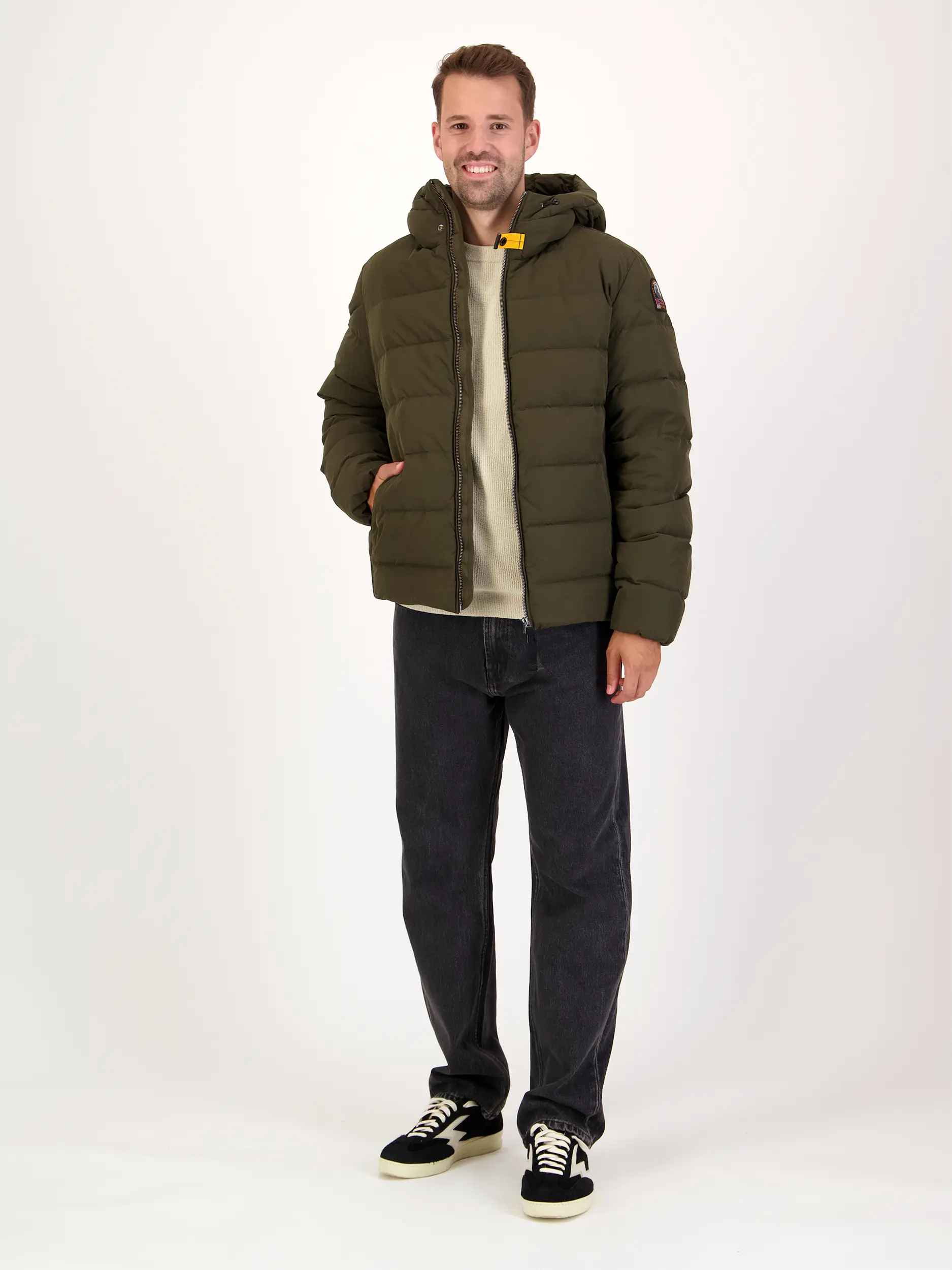 Wasserabweisende Daunenjacke 'Cassian' - Artikel Teil eines Outfits getragen von einem Modell - Farbe: Grün