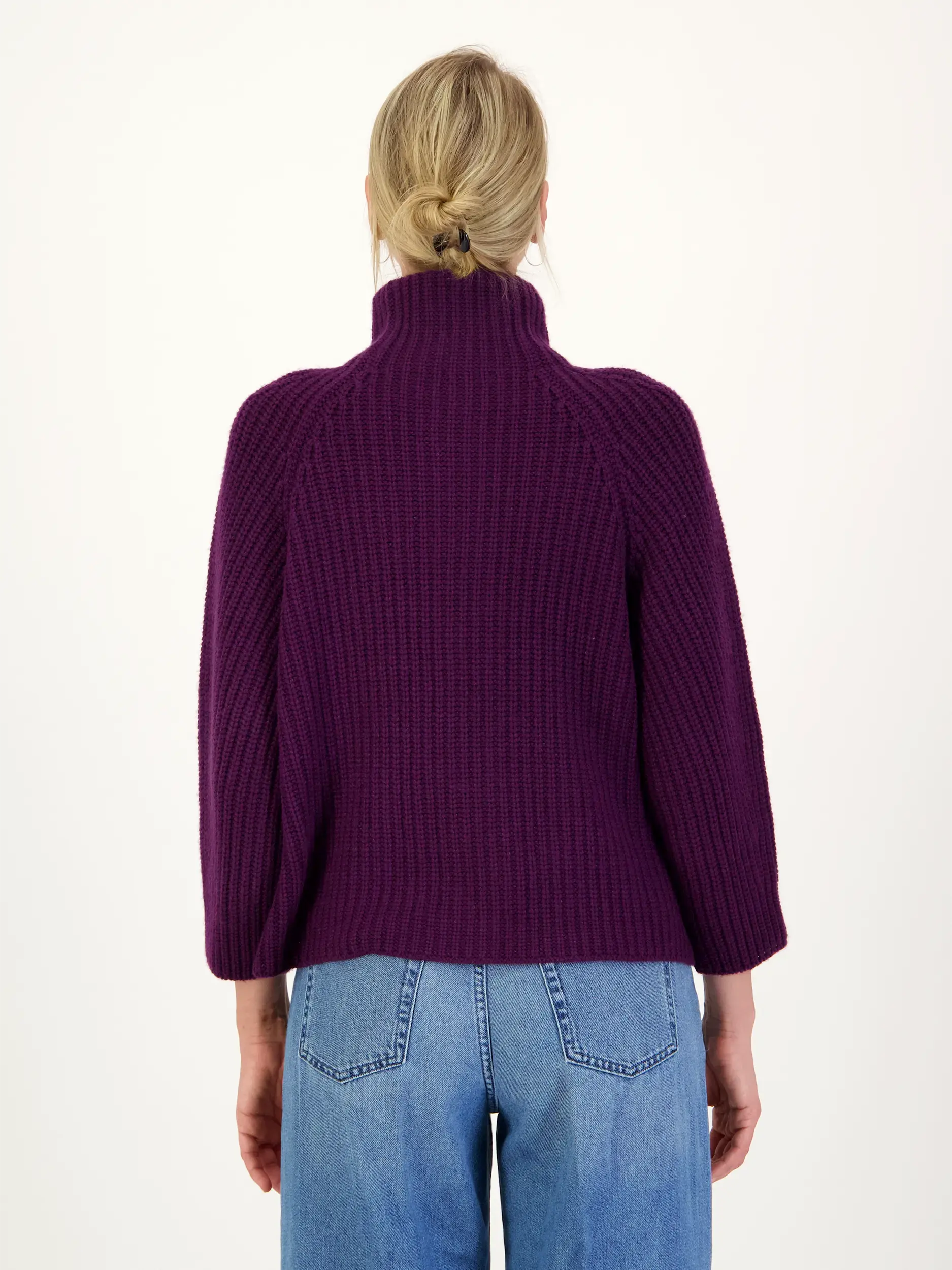 Strickjacke 'Fallou zip' aus Kaschmir - Artikel Rückseite getragen von einem Modell - Farbe: Violett