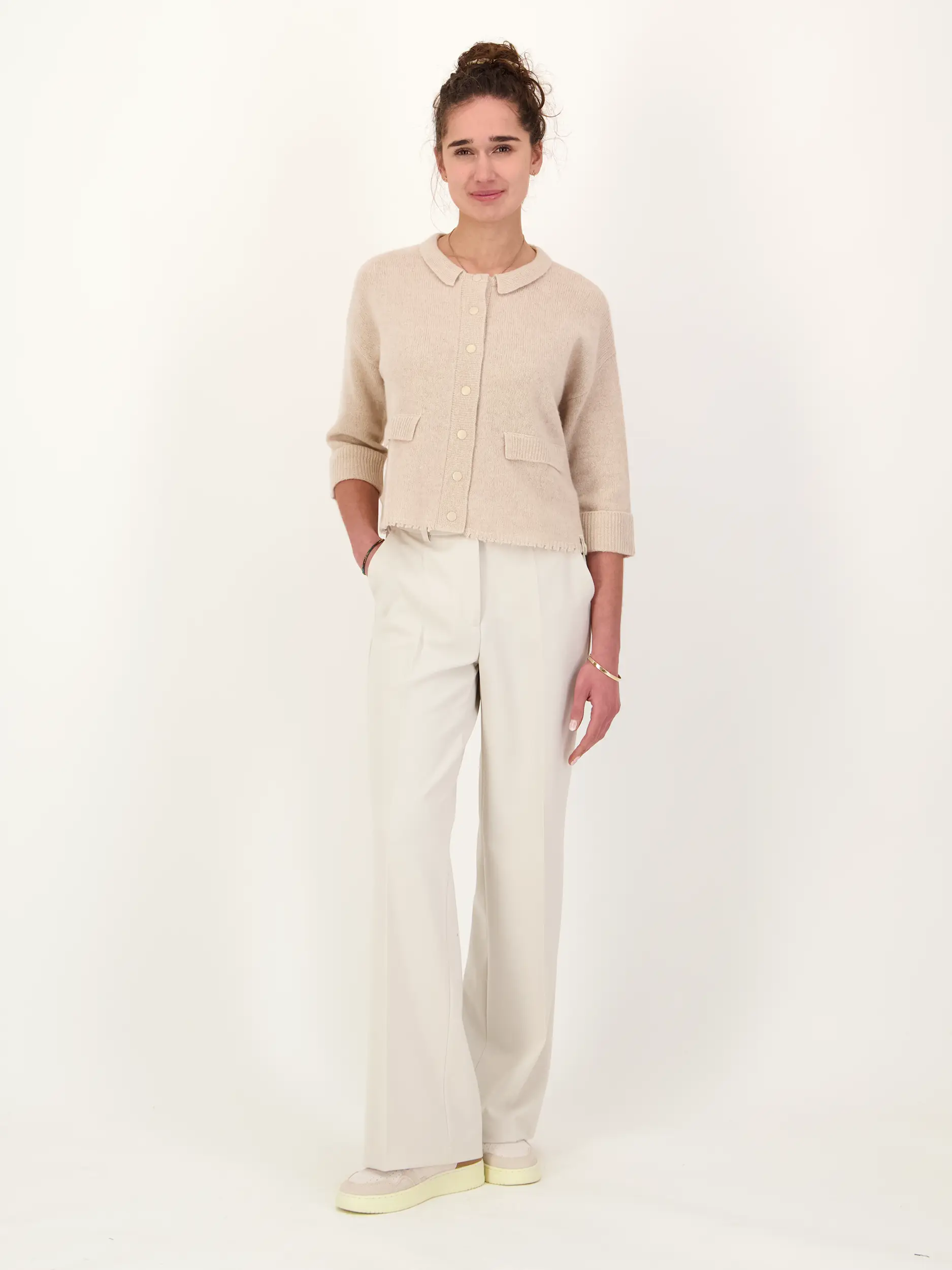 Strickjacke aus Kaschmir Mix - Artikel Teil eines Outfits getragen von einem Modell - Farbe: Braun