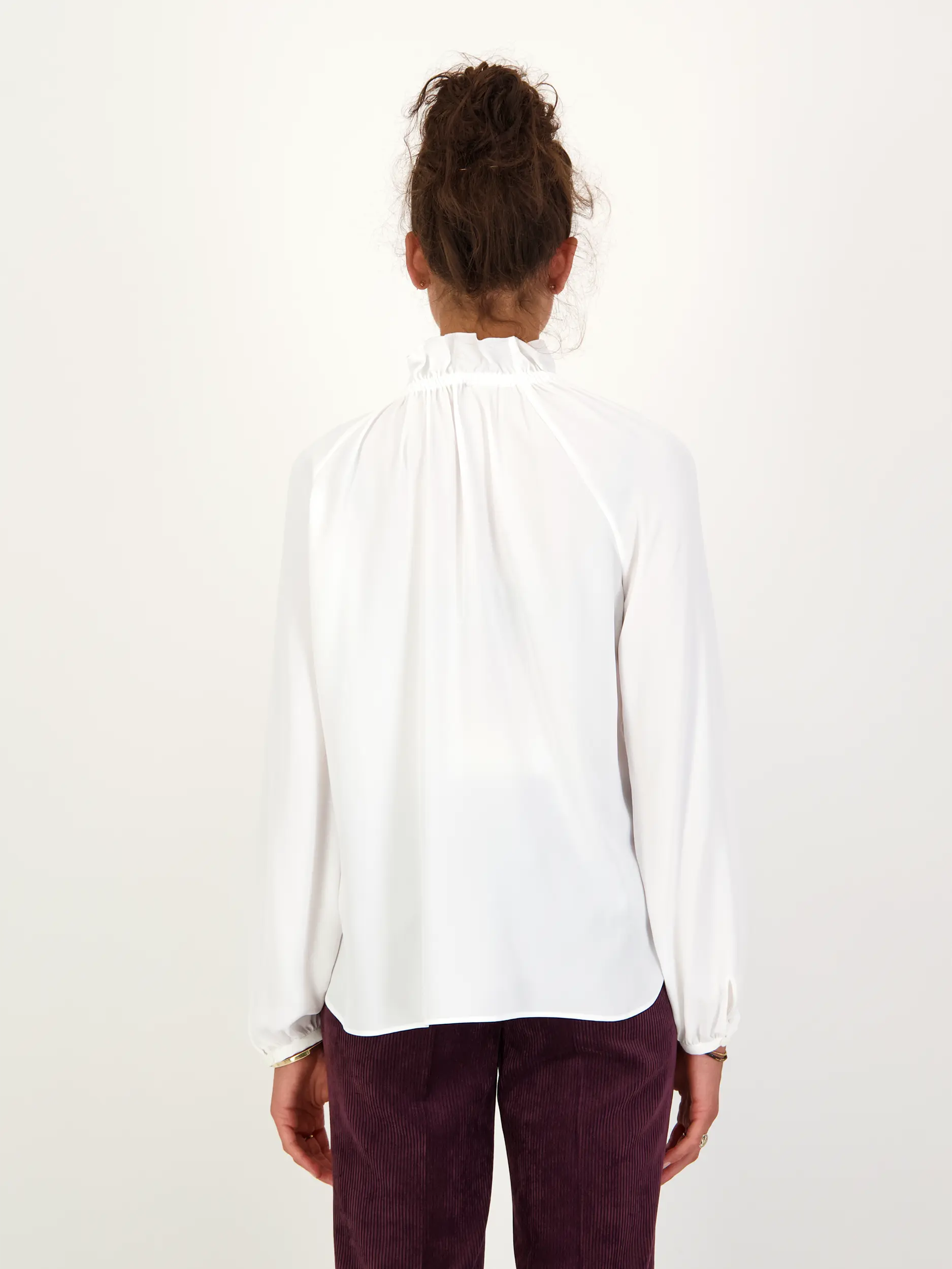 Bluse aus Seiden-Mix langarm - Artikel Rückseite getragen von einem Modell - Farbe: Creme