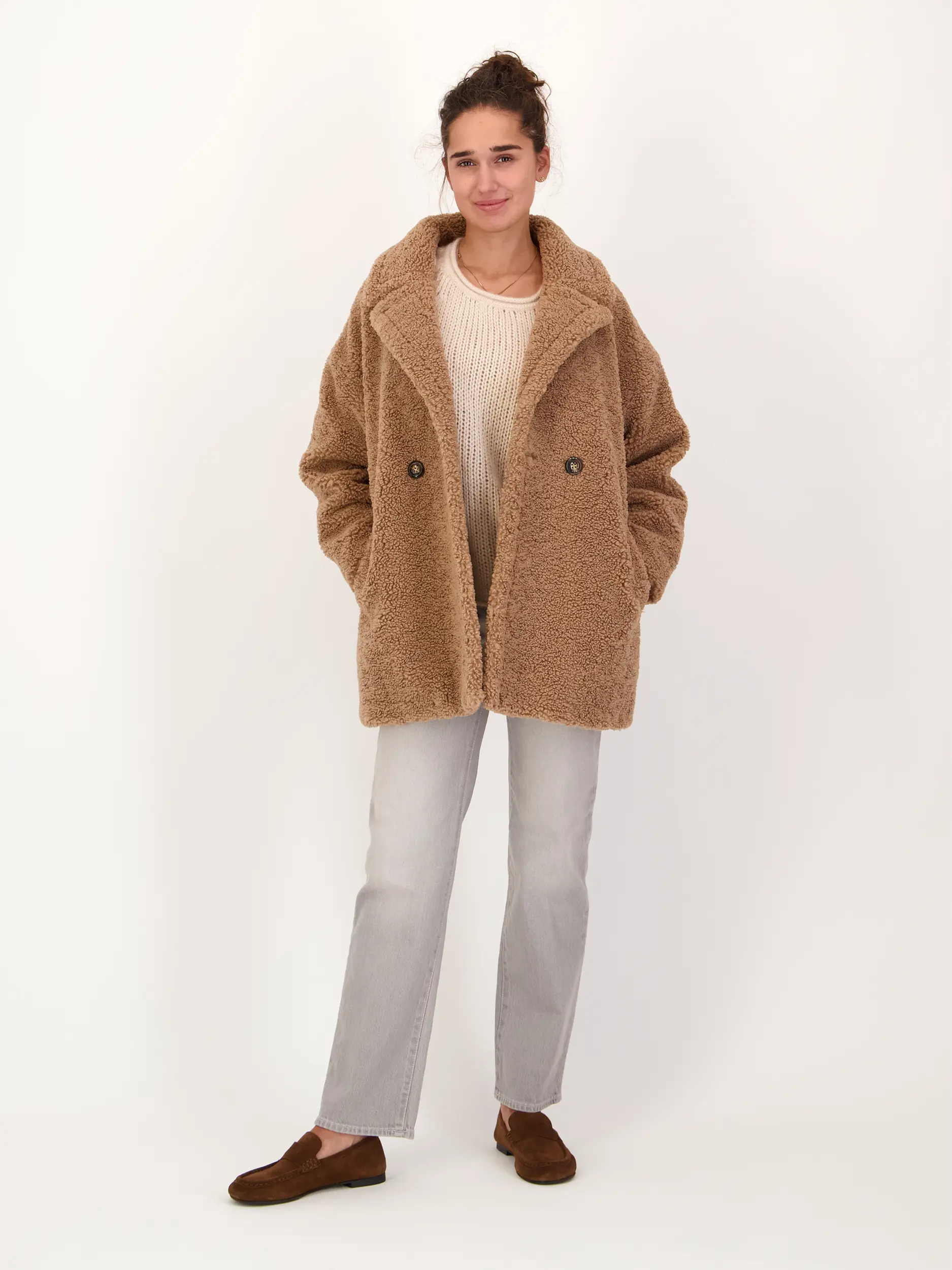 Teddyjacke 'Yogi' - Artikel Teil eines Outfits getragen von einem Modell - Farbe: Braun