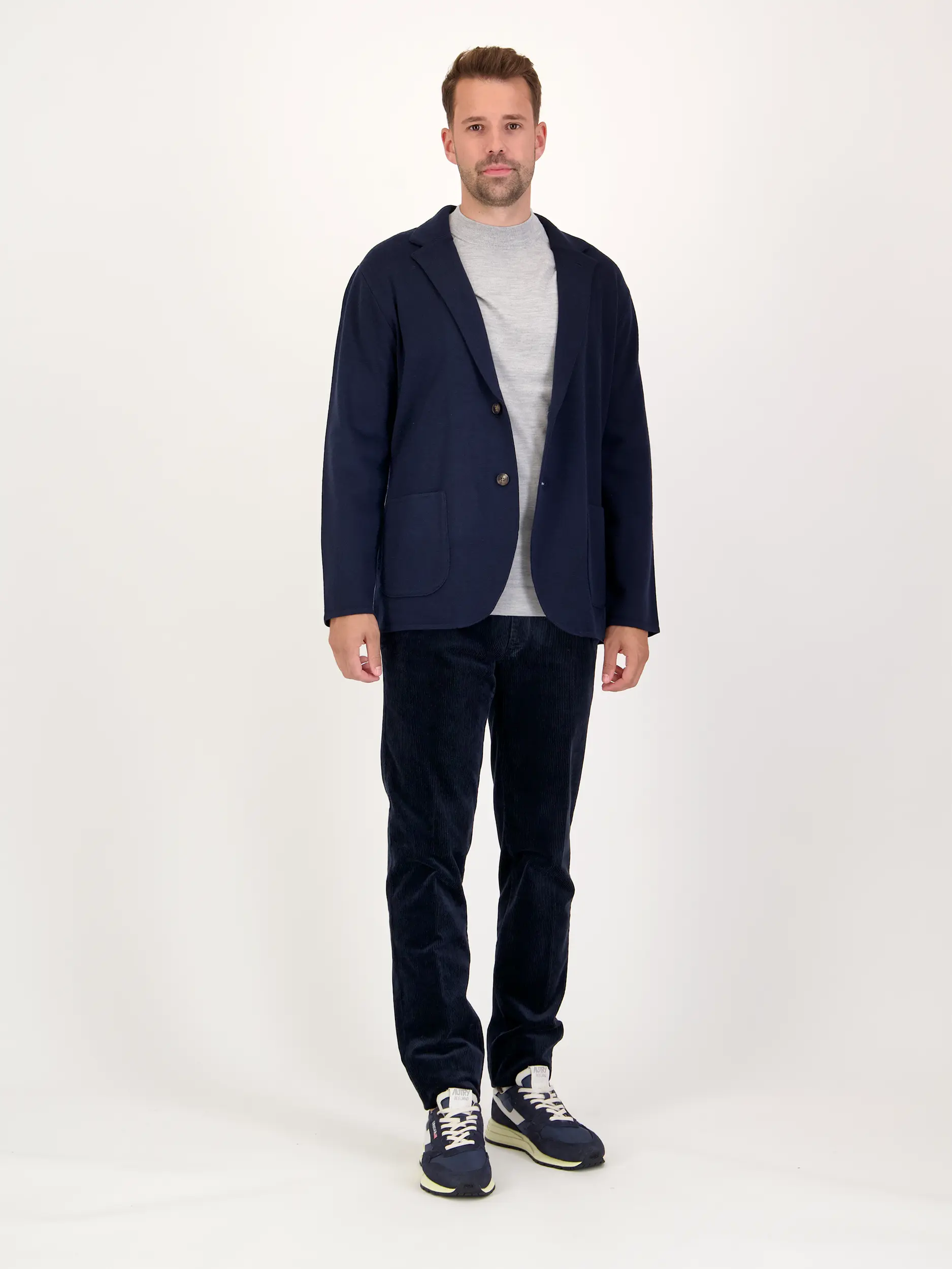 Cordhose 'Lupus' - Artikel Teil eines Outfits getragen von einem Modell - Farbe: Blau