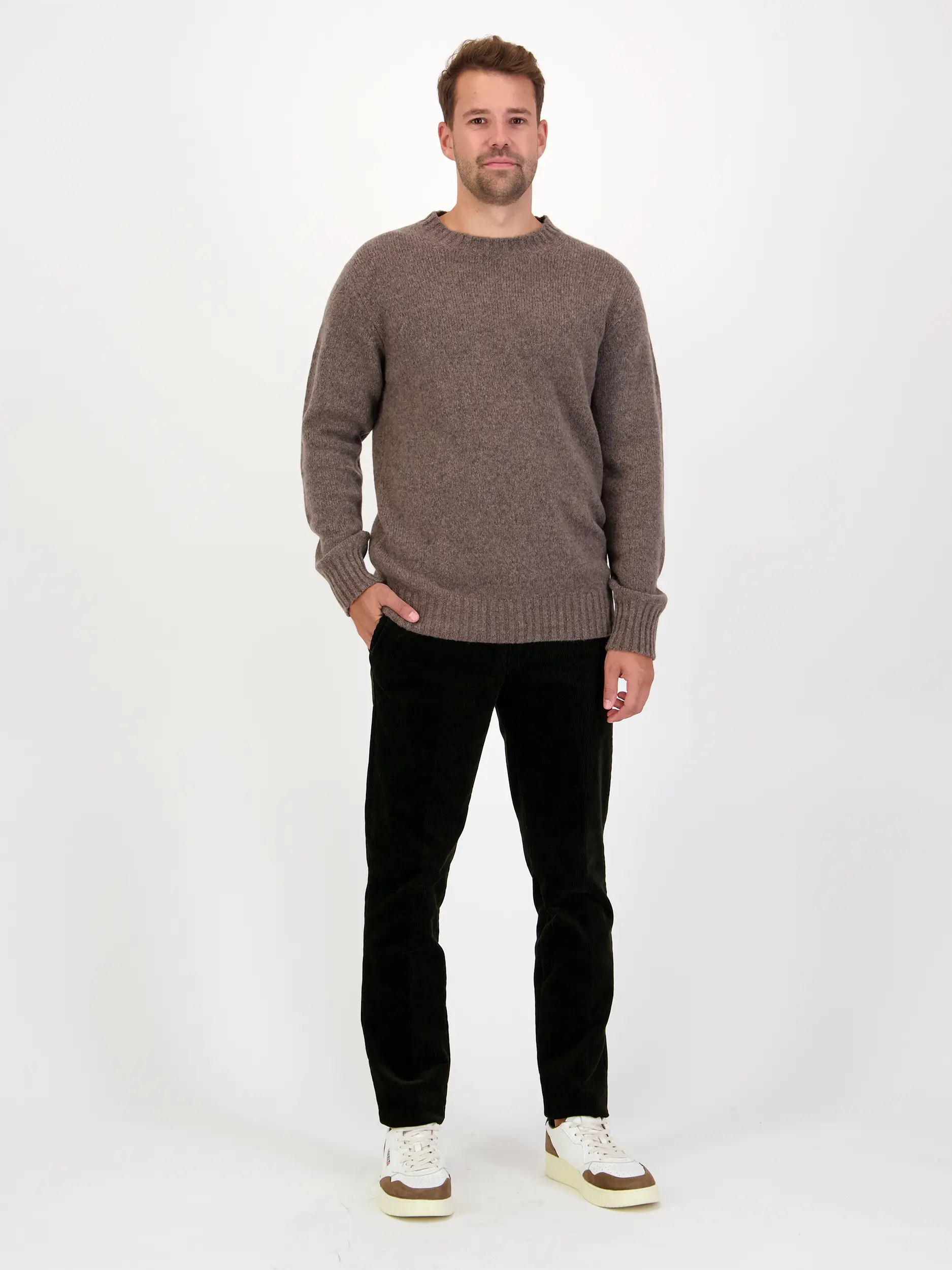 Pullover 'Lee' aus Merinowoll-Mix langarm - Artikel Teil eines Outfits getragen von einem Modell - Farbe: Braun