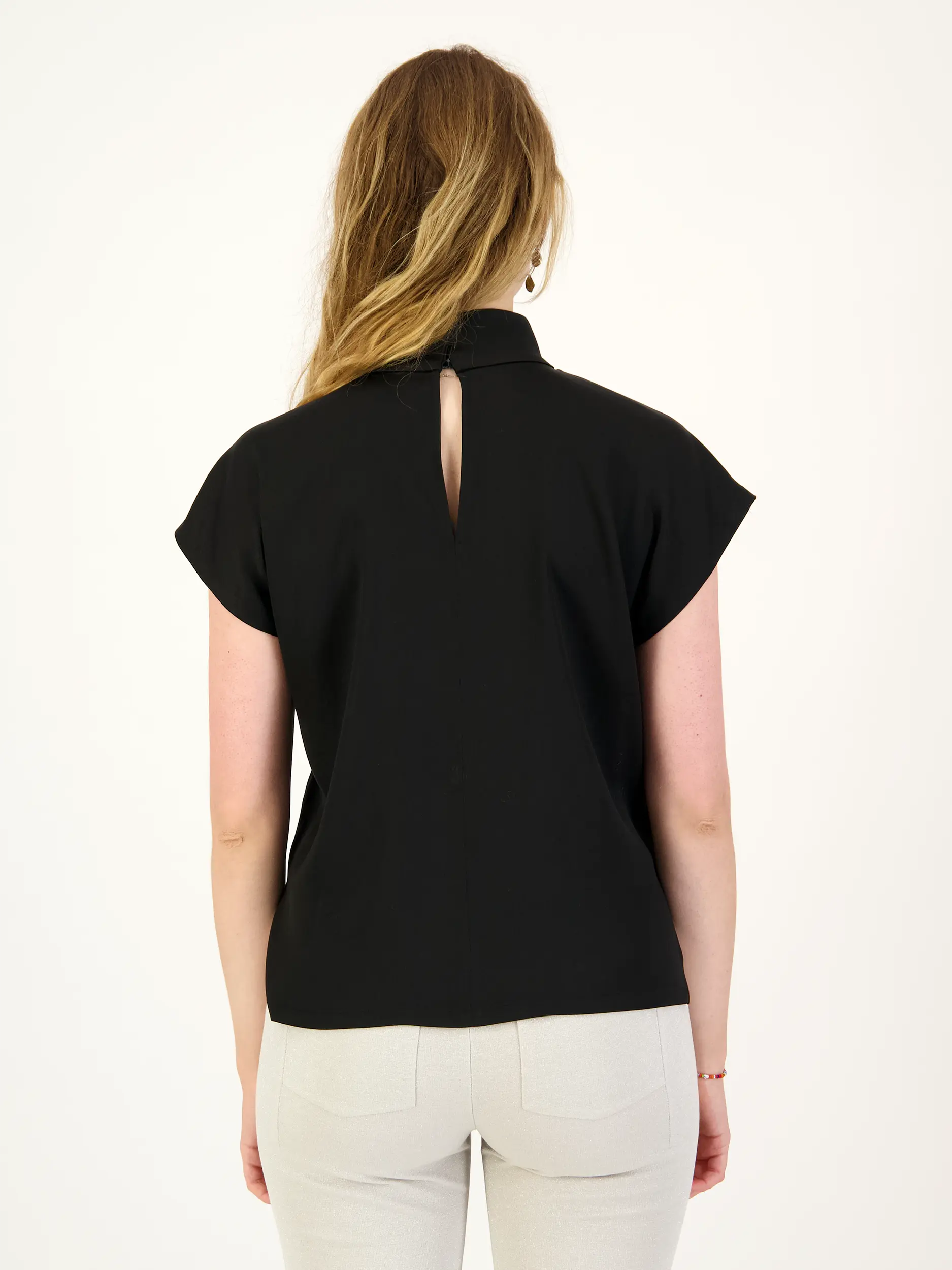 Satinbluse 'Alaria' kurzarm - Artikel Rückseite getragen von einem Modell - Farbe: Schwarz