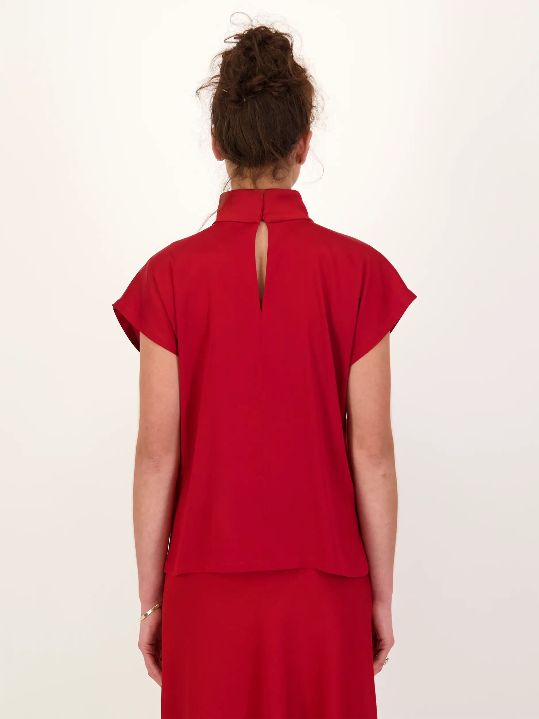 Satinbluse 'Alaria' kurzarm - Artikel Rückseite getragen von einem Modell - Farbe: Rot