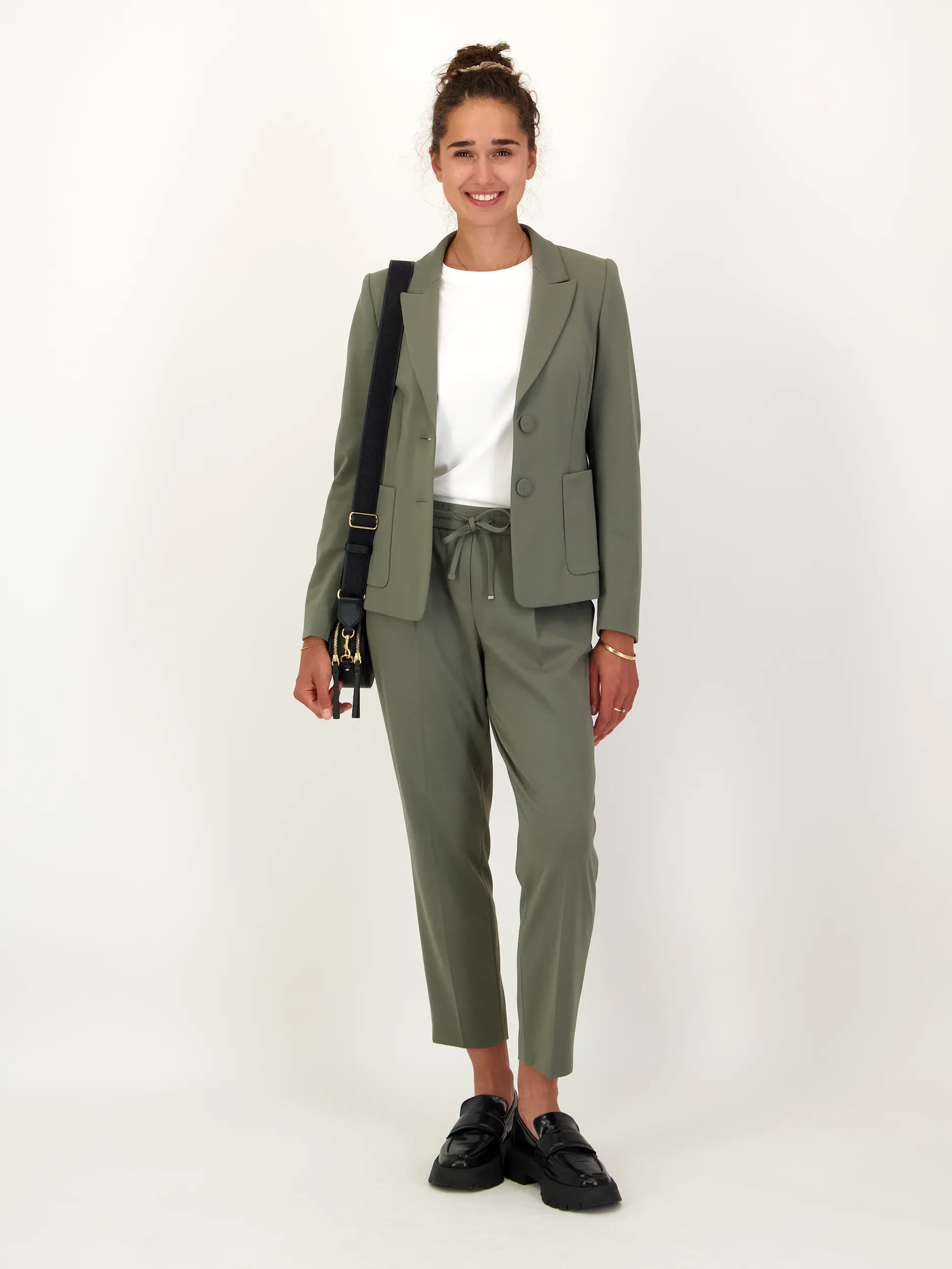 Blazer - Artikel Teil eines Outfits getragen von einem Modell