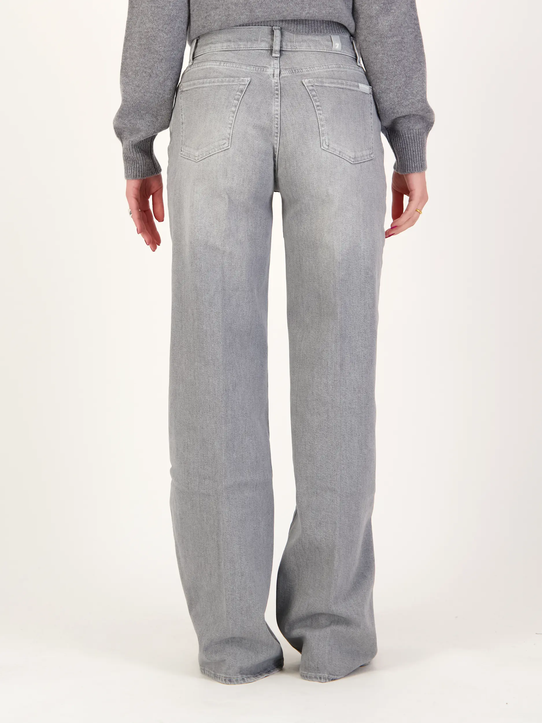 Mid Rise Flared Leg Jeans 'Lotta' - Artikel Rückseite getragen von einem Modell - Farbe: Grau