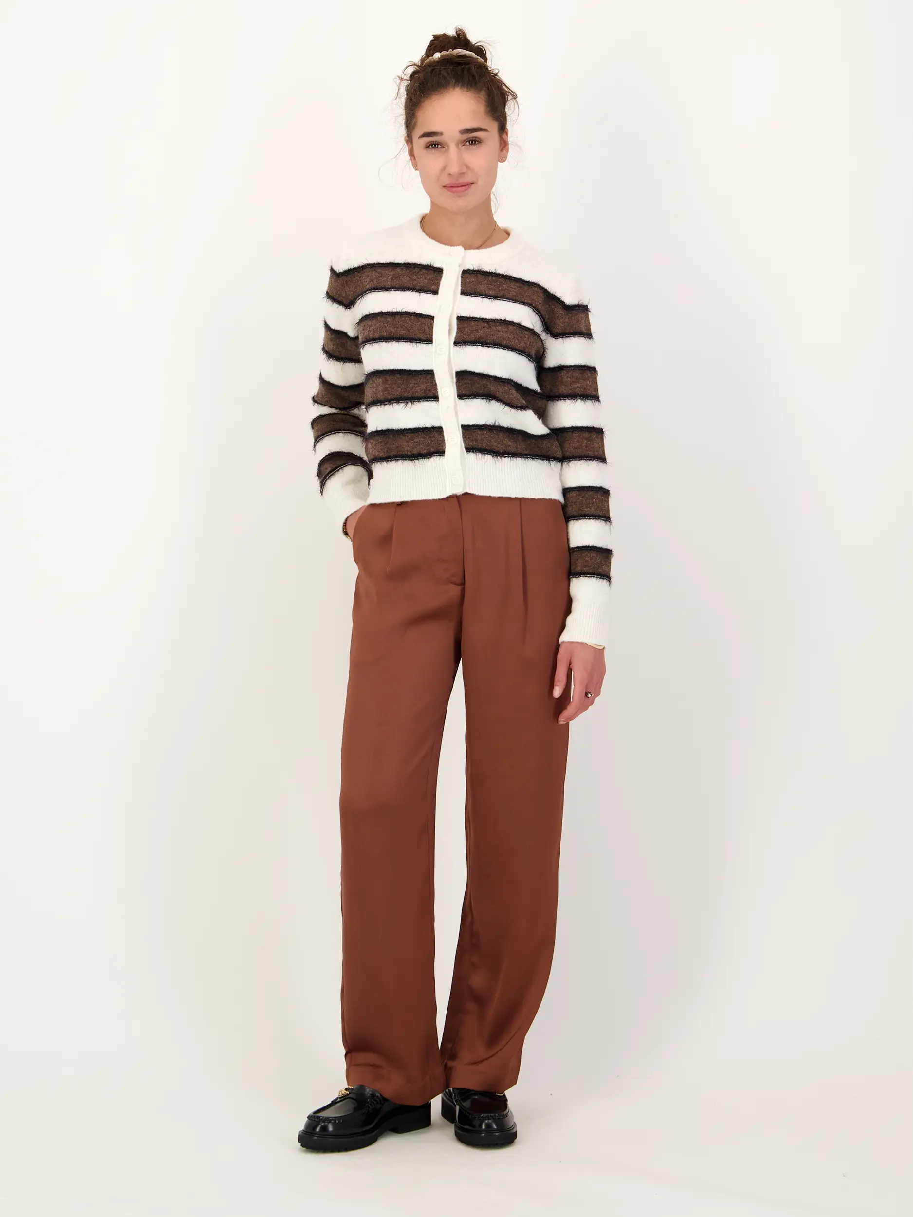 Gestreifte Strickjacke 'Sacian' aus Woll-Mix - Artikel Teil eines Outfits getragen von einem Modell - Farbe: Braun